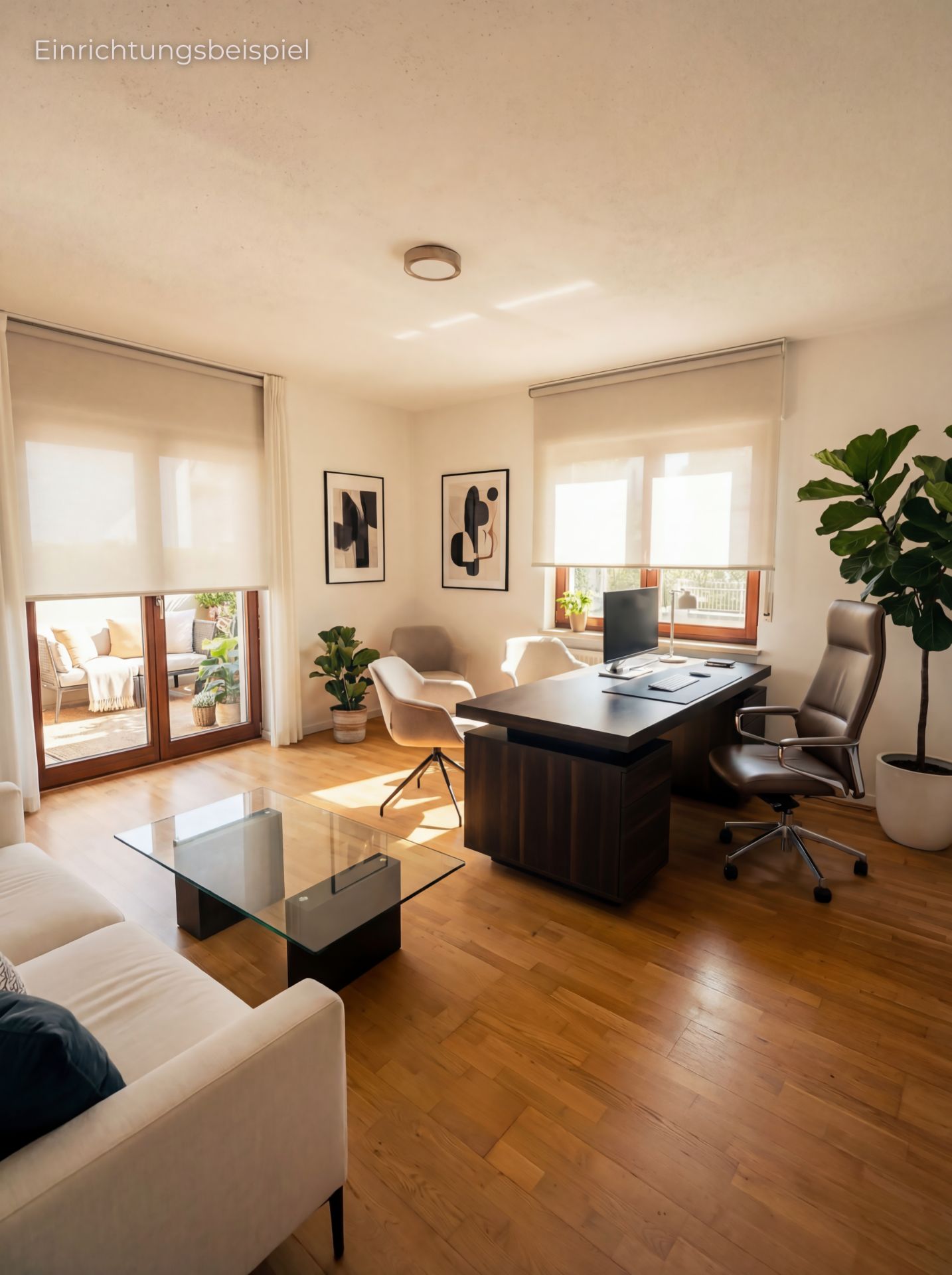 Helles Wohn- und Arbeitszimmer mit Schreibtisch, Sofa, Pflanzen und großen Fenstern.