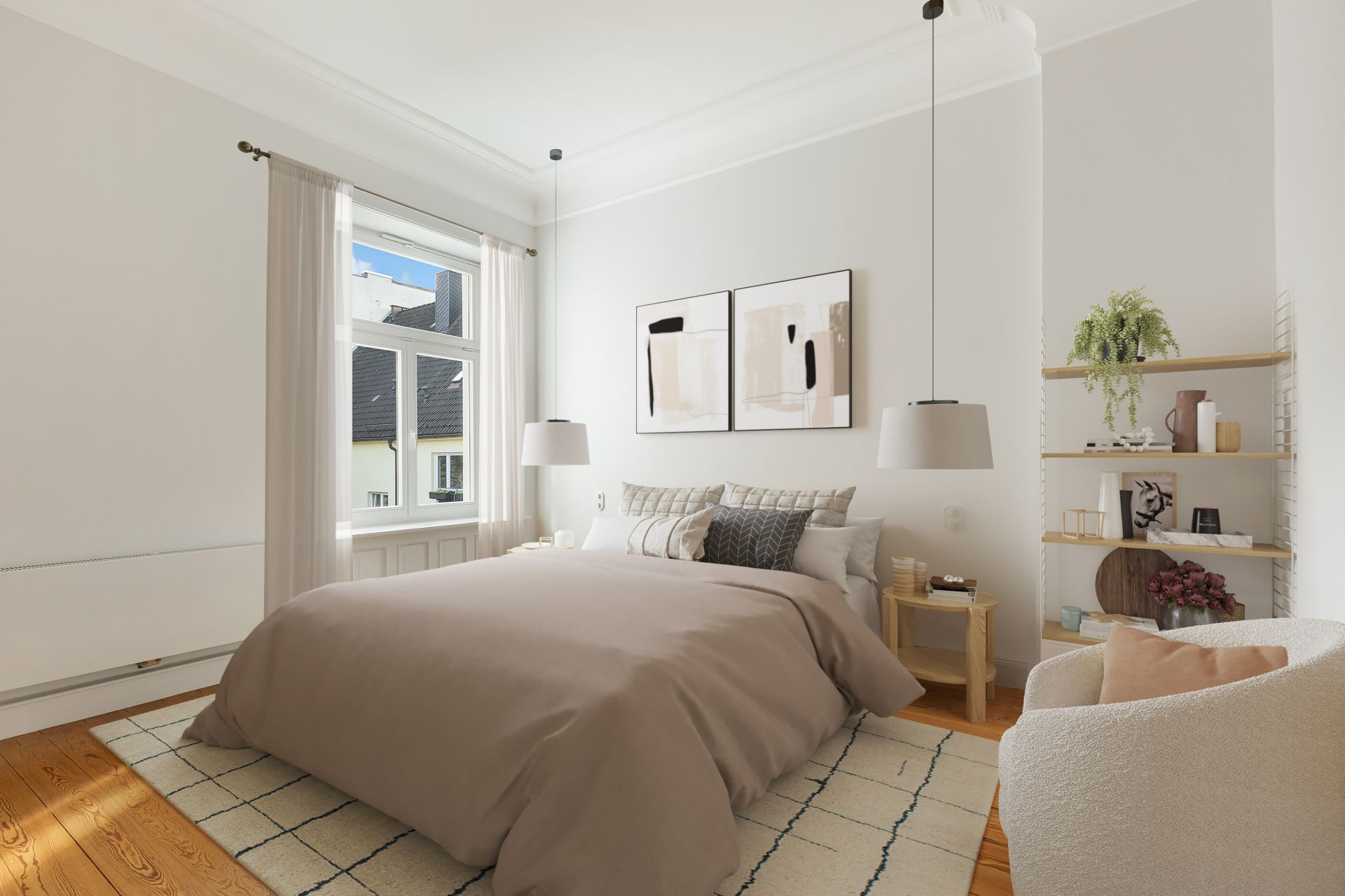 Helles Schlafzimmer mit Doppelbett, Teppich, Sessel und Regalen, ein Fenster lässt Tageslicht herein.