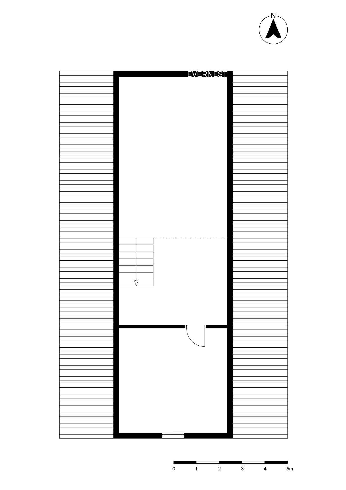 Grundriss mit Treppe, einem kleinen Raum und einer Tür im unteren Bereich.