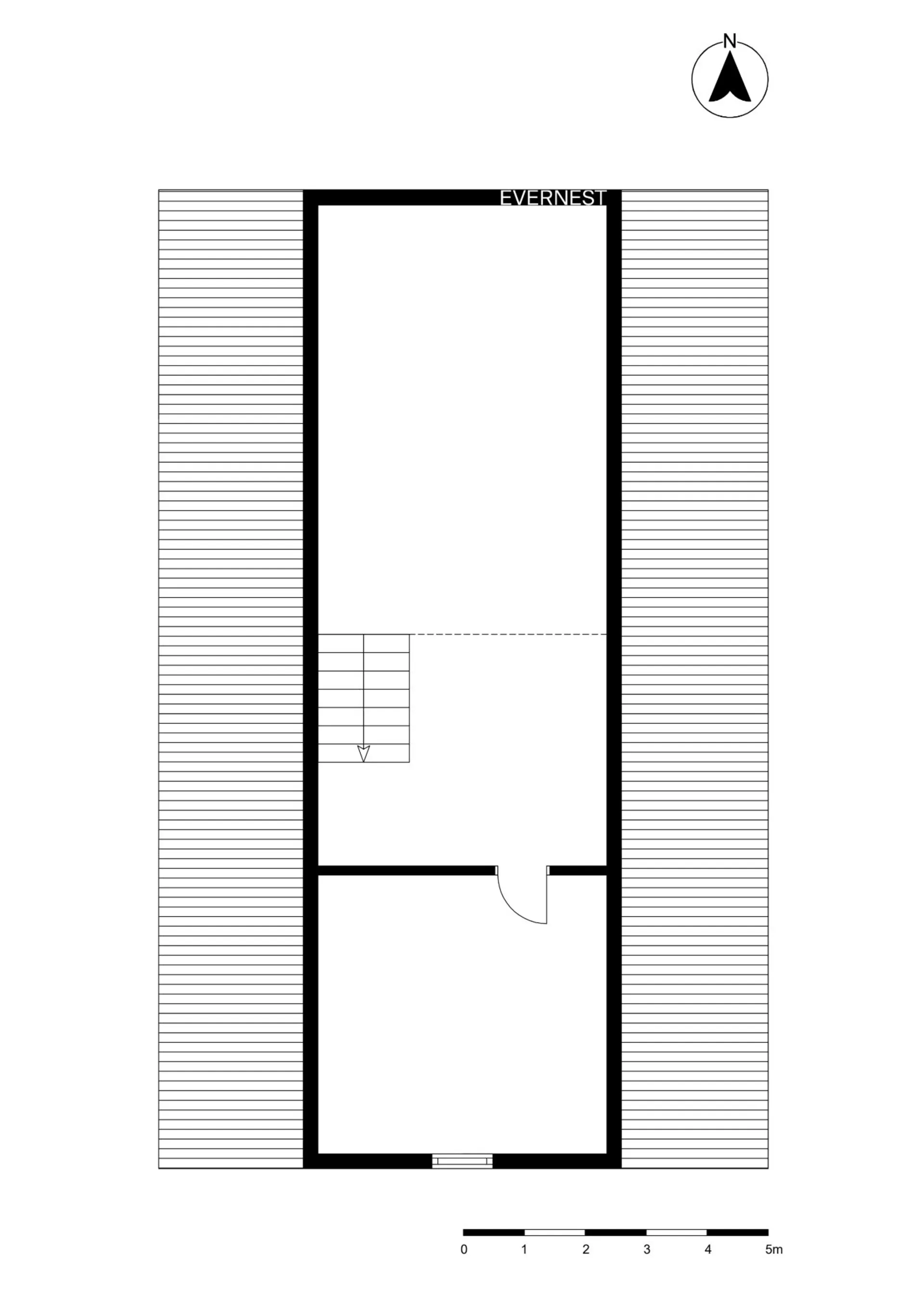 Grundriss mit Treppe, einem kleinen Raum und einer Tür im unteren Bereich.