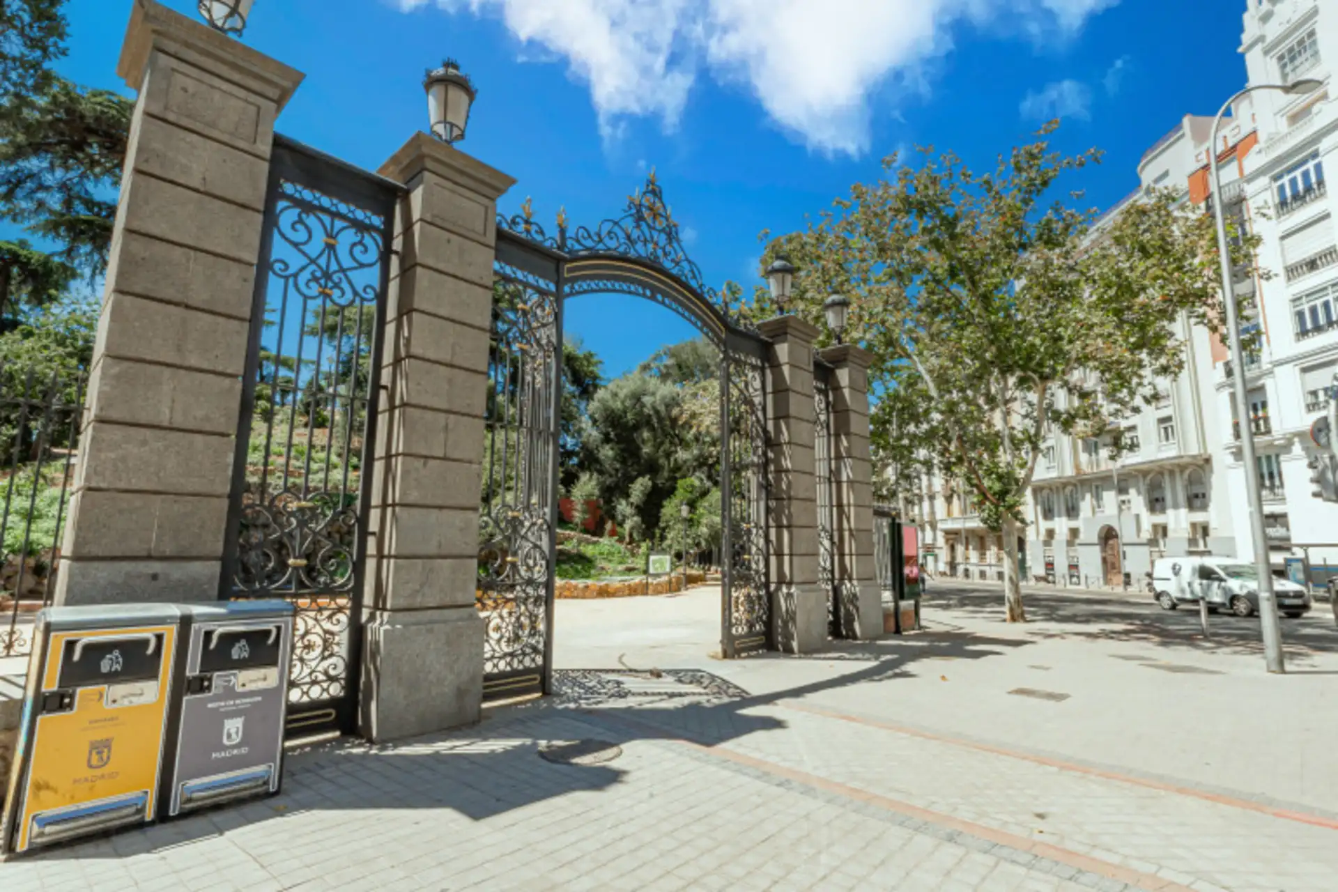 Puerta de la Reina Mercedes en Ibiza, Distrito Retiro en Madrid