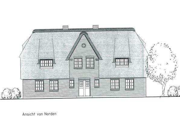Zeichnung einer Hausfassade mit Reetdach, mehreren Fenstern und einer Tür, Ansicht von Norden.