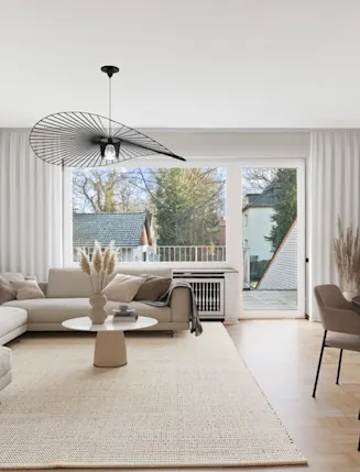 Modernes Wohnzimmer mit großer Eckcouch, Esstisch, Fernseher und Balkonfenster.