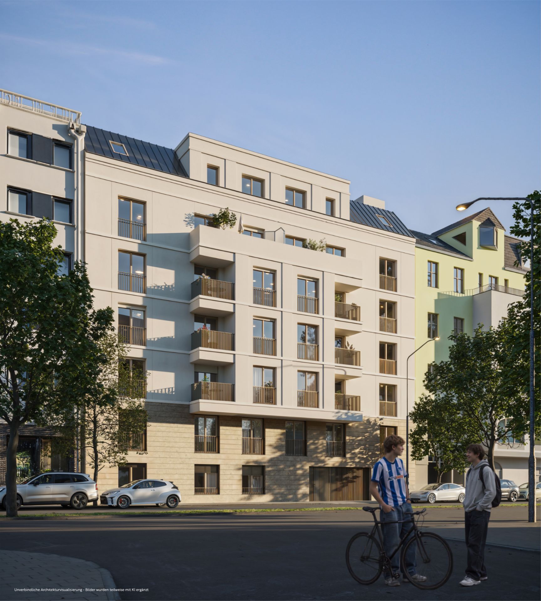 Mehrstöckiges Wohnhaus mit Balkonen, Bäumen davor und zwei Personen auf der Straße.