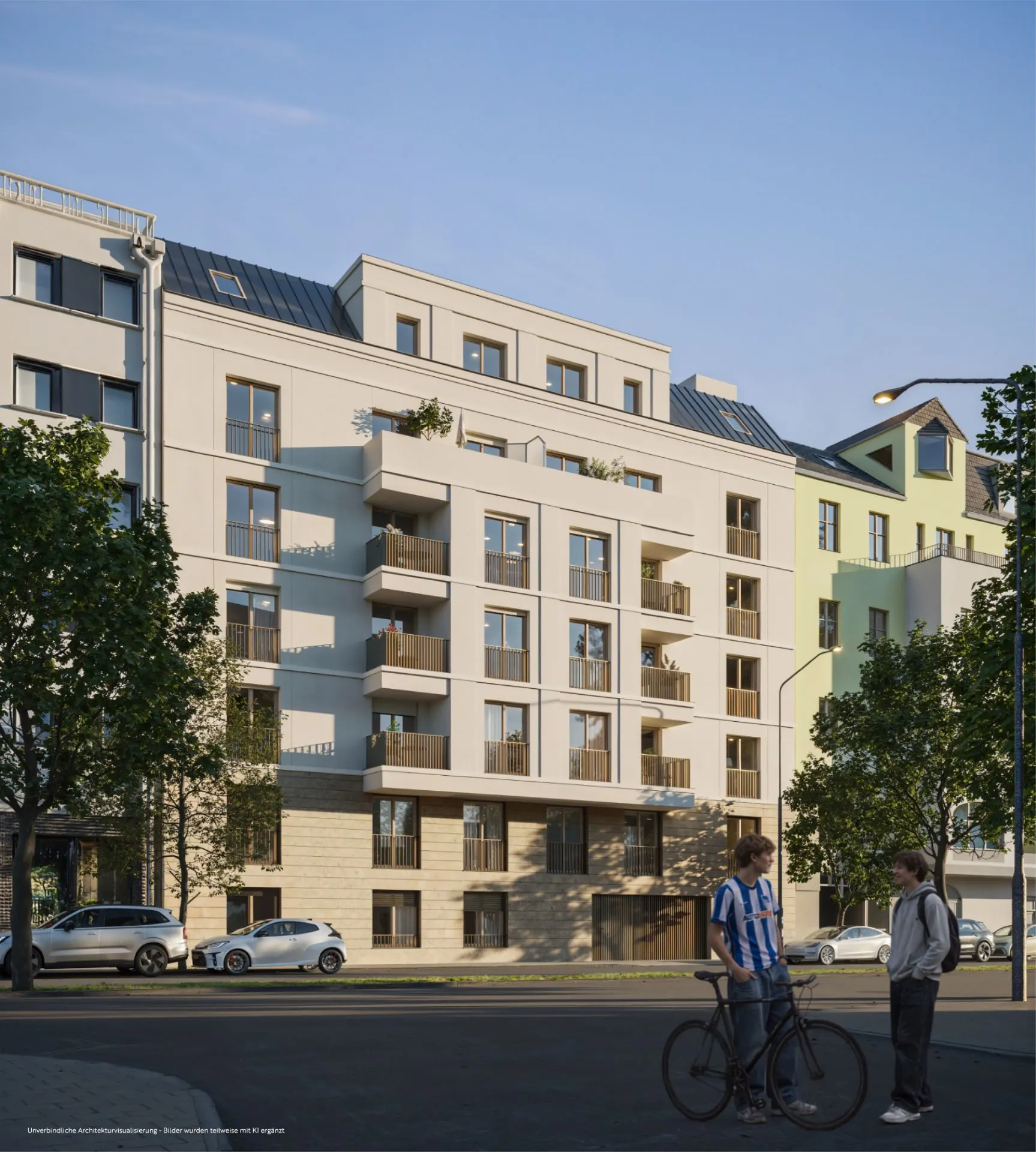 Mehrstöckiges Wohnhaus mit Balkonen, Bäumen davor und zwei Personen auf der Straße.