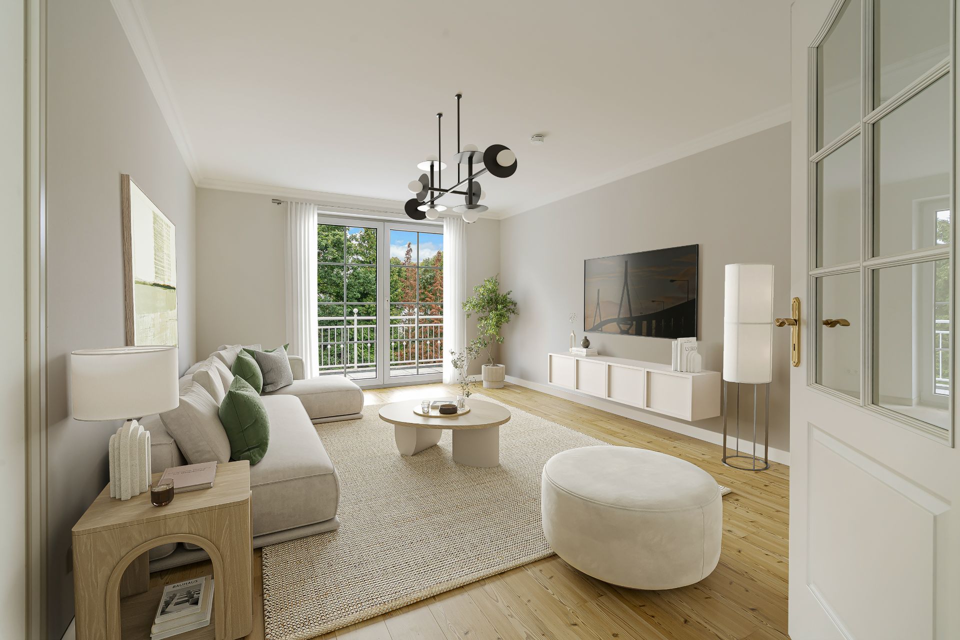 Helles Wohnzimmer mit Sofa, Couchtisch, Fernseher und Zugang zu einem Balkon.