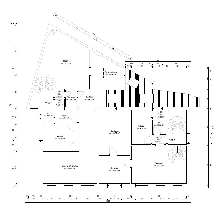 Grundriss eines Wohnhauses mit mehreren Zimmern, Küchen, Bädern und Treppenhäusern.