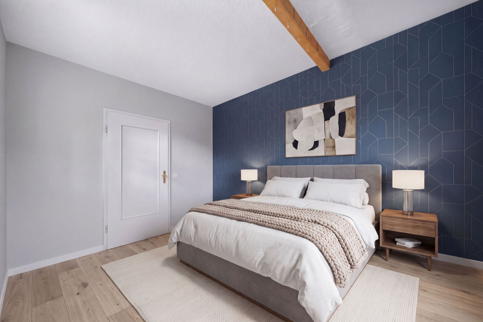 Schlafzimmer mit großem Bett, blauer Akzentwand, Nachttischen und moderner Kunst an der Wand.