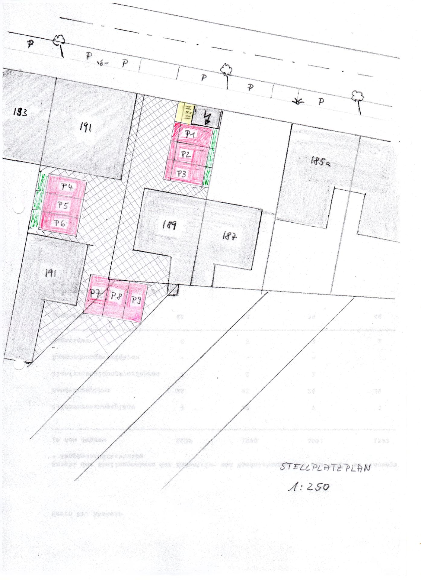 Handgezeichneter Lageplan mit nummerierten Parkplätzen und mehreren Gebäuden.