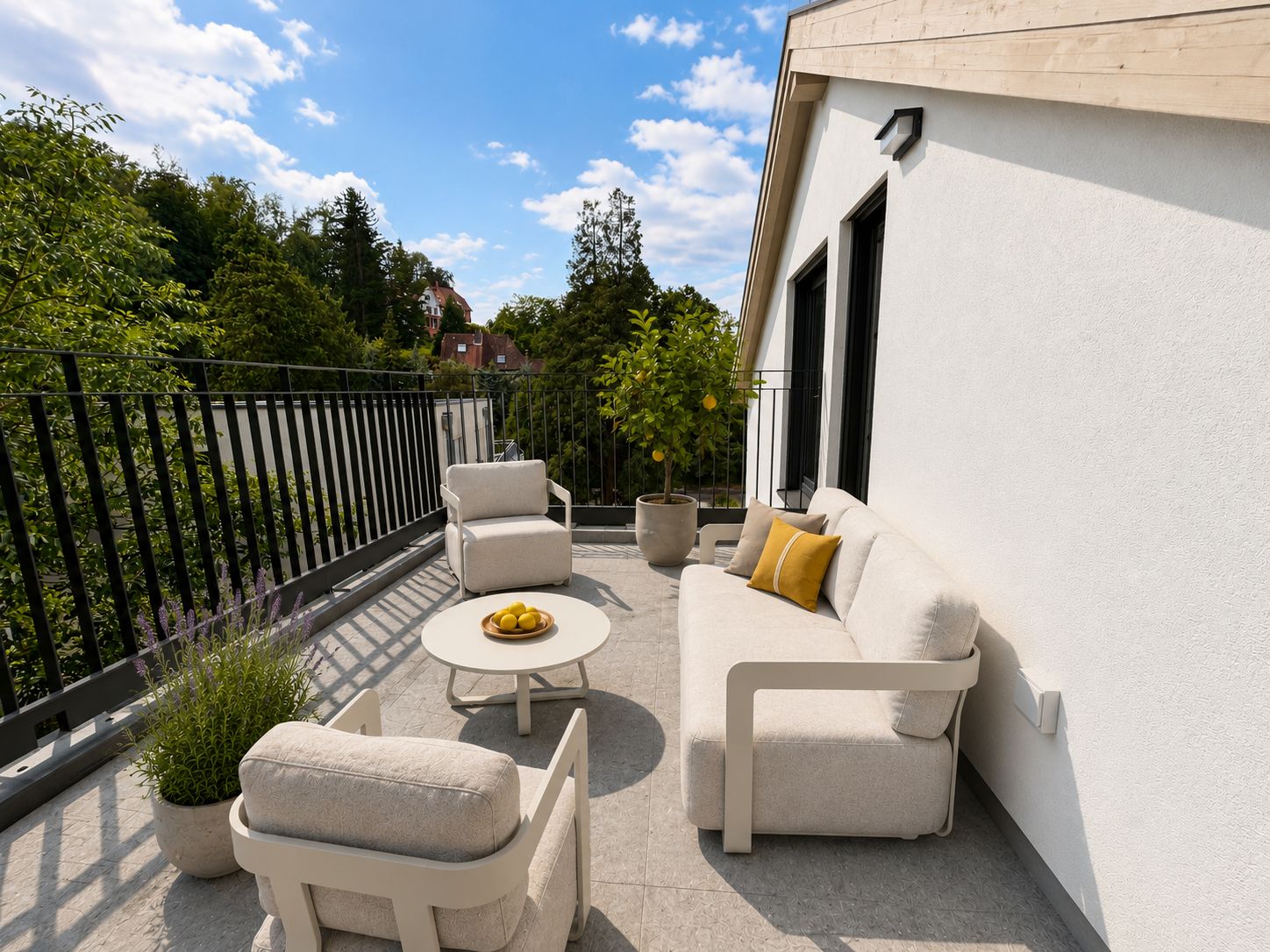 Moderne Terrasse mit weißen Sitzmöbeln, Tisch, Pflanzen und Blick ins Grüne.