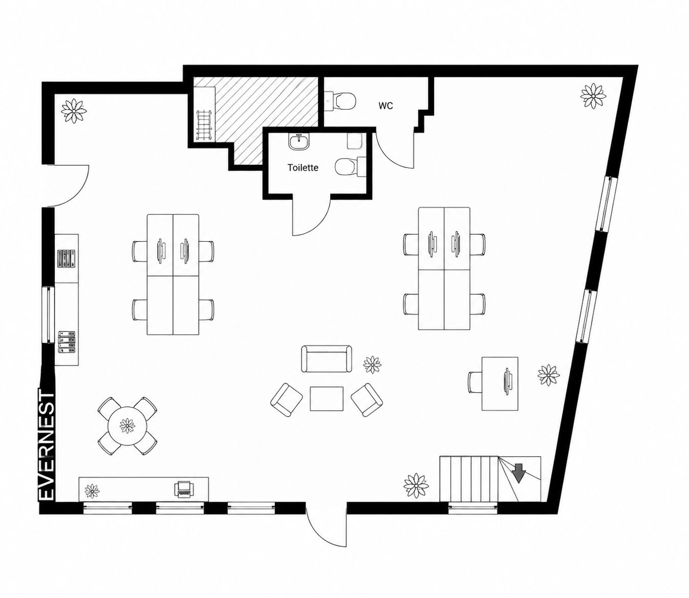 Grundriss mit Wohnzimmer, Esstischen, Küche, WC und Treppe.
