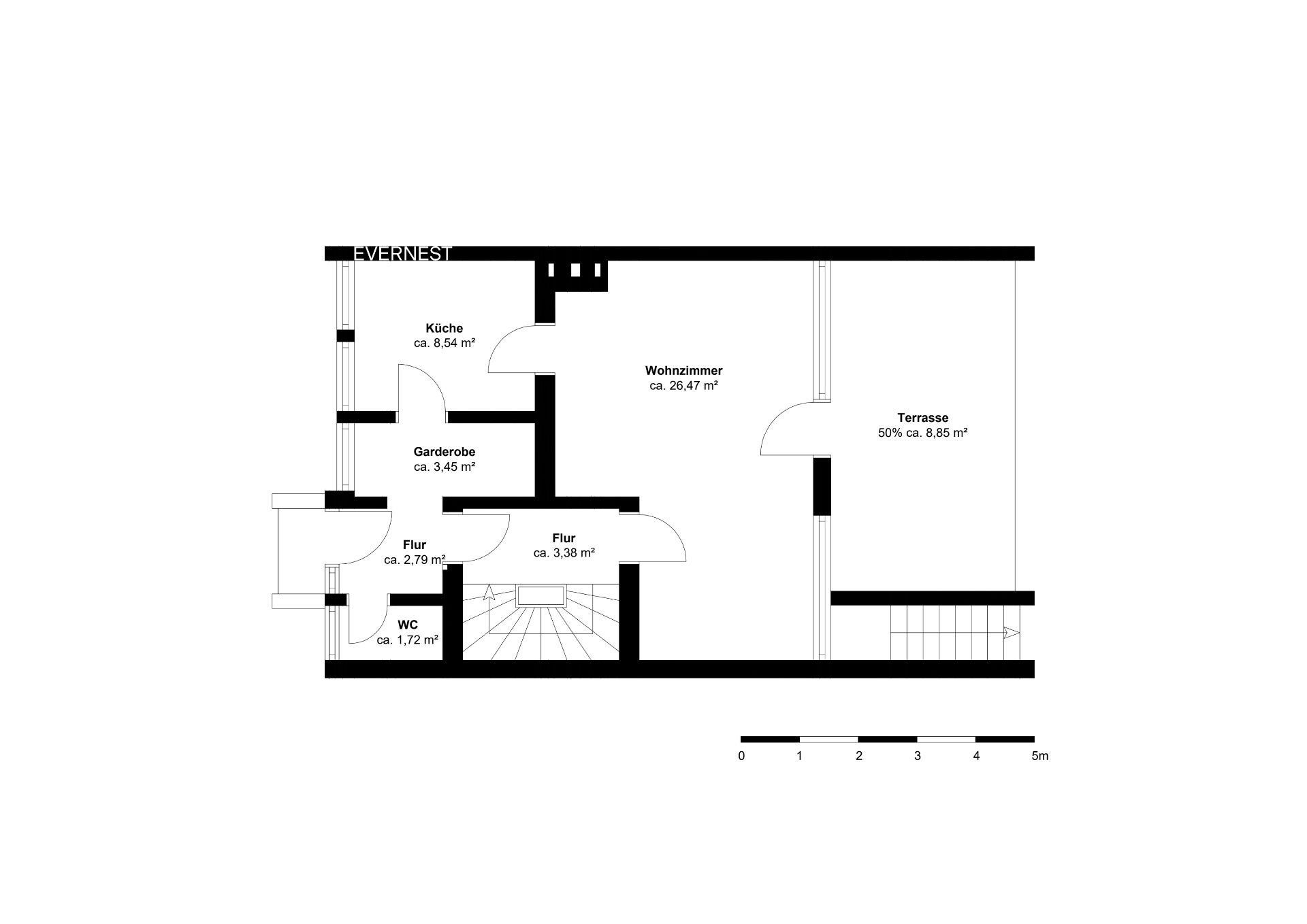 Grundriss mit Wohnzimmer, Küche, WC, Garderobe, zwei Fluren und Terrasse.