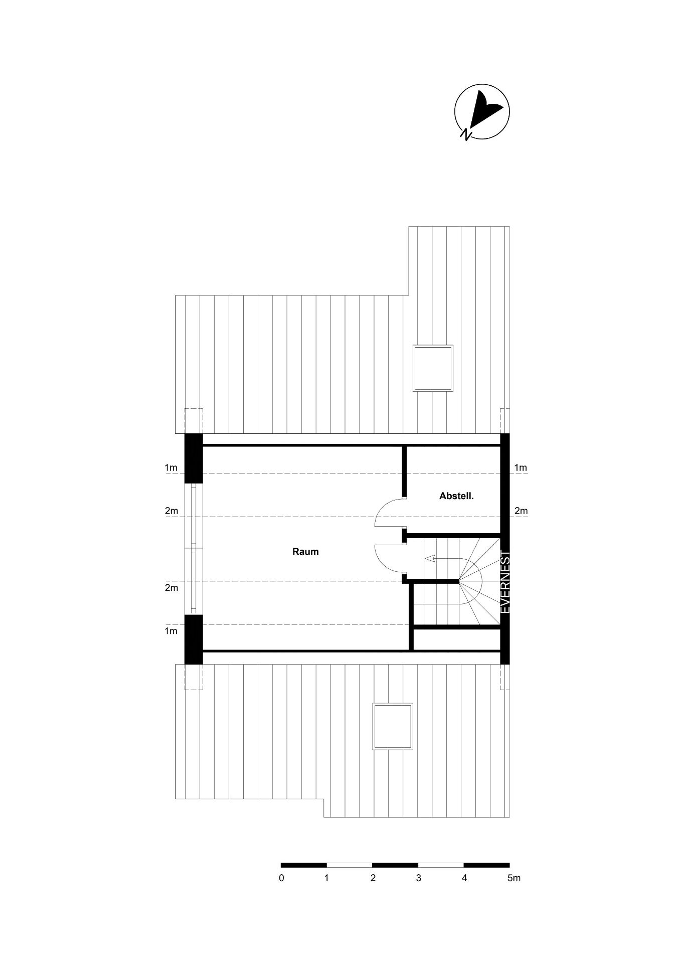 Grundriss mit einem großen Raum, Abstellraum und Treppe, Maßstab unten.