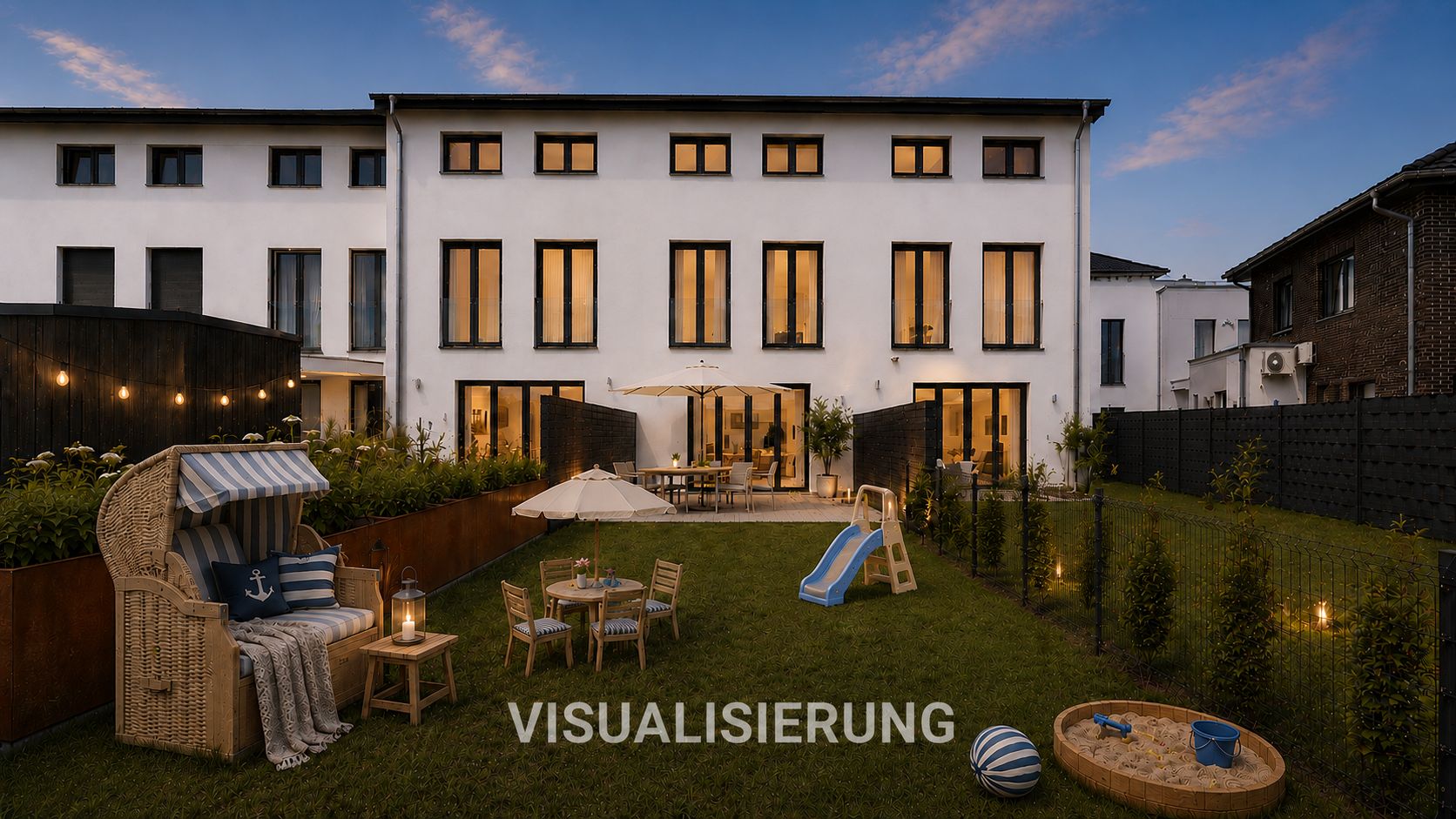 Großer Garten mit Strandkorb, Sitzgruppe, Rutsche und Sandkasten vor einem weißen Wohnhaus am Abend.