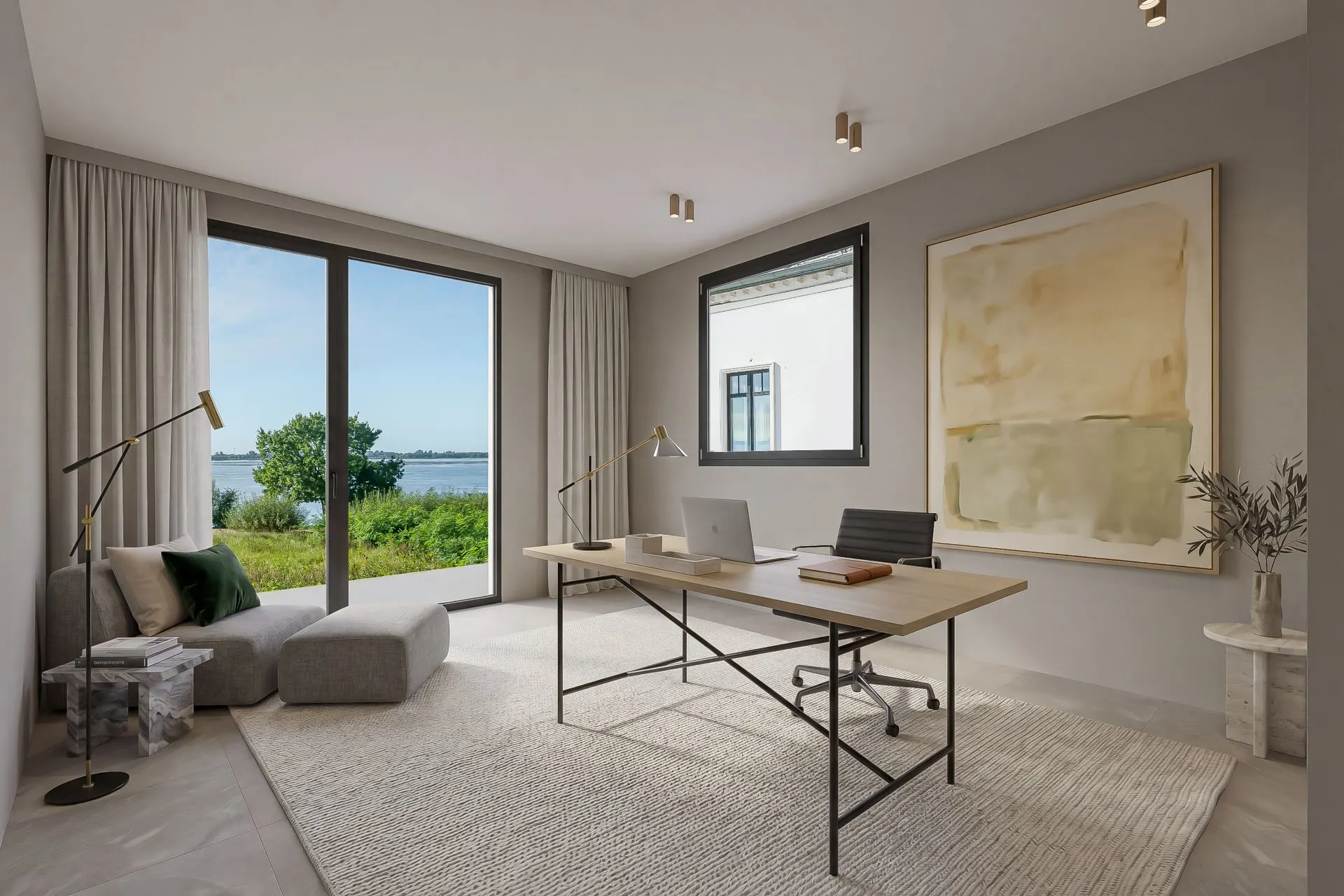 Helles Arbeitszimmer mit großem Schreibtisch, Sessel, Teppich und Blick auf einen Garten und See.