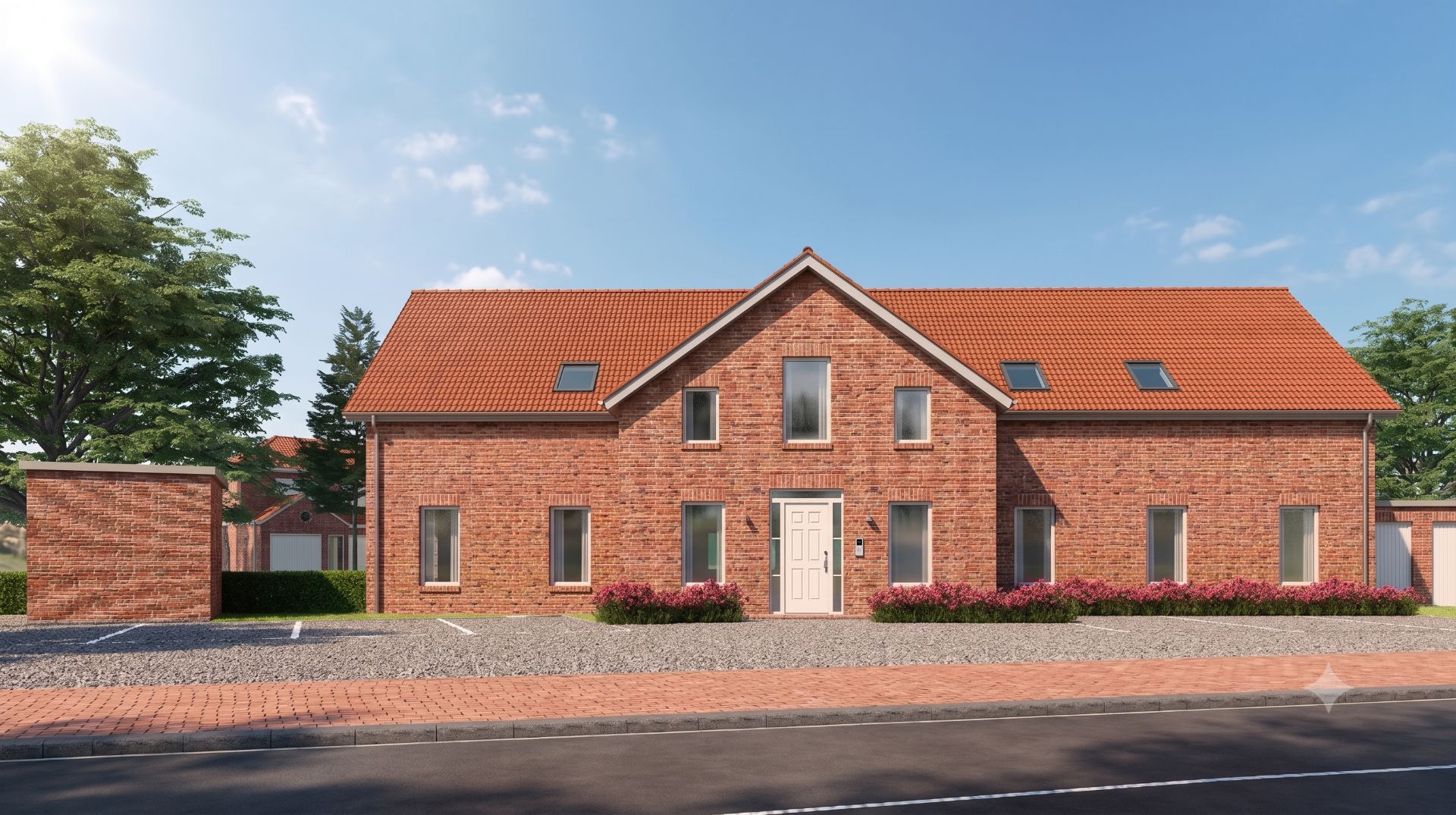 Zweistöckiges Backsteinhaus mit rotem Satteldach, weißen Fenstern und Tür, davor Parkplatz und Bepflanzung.