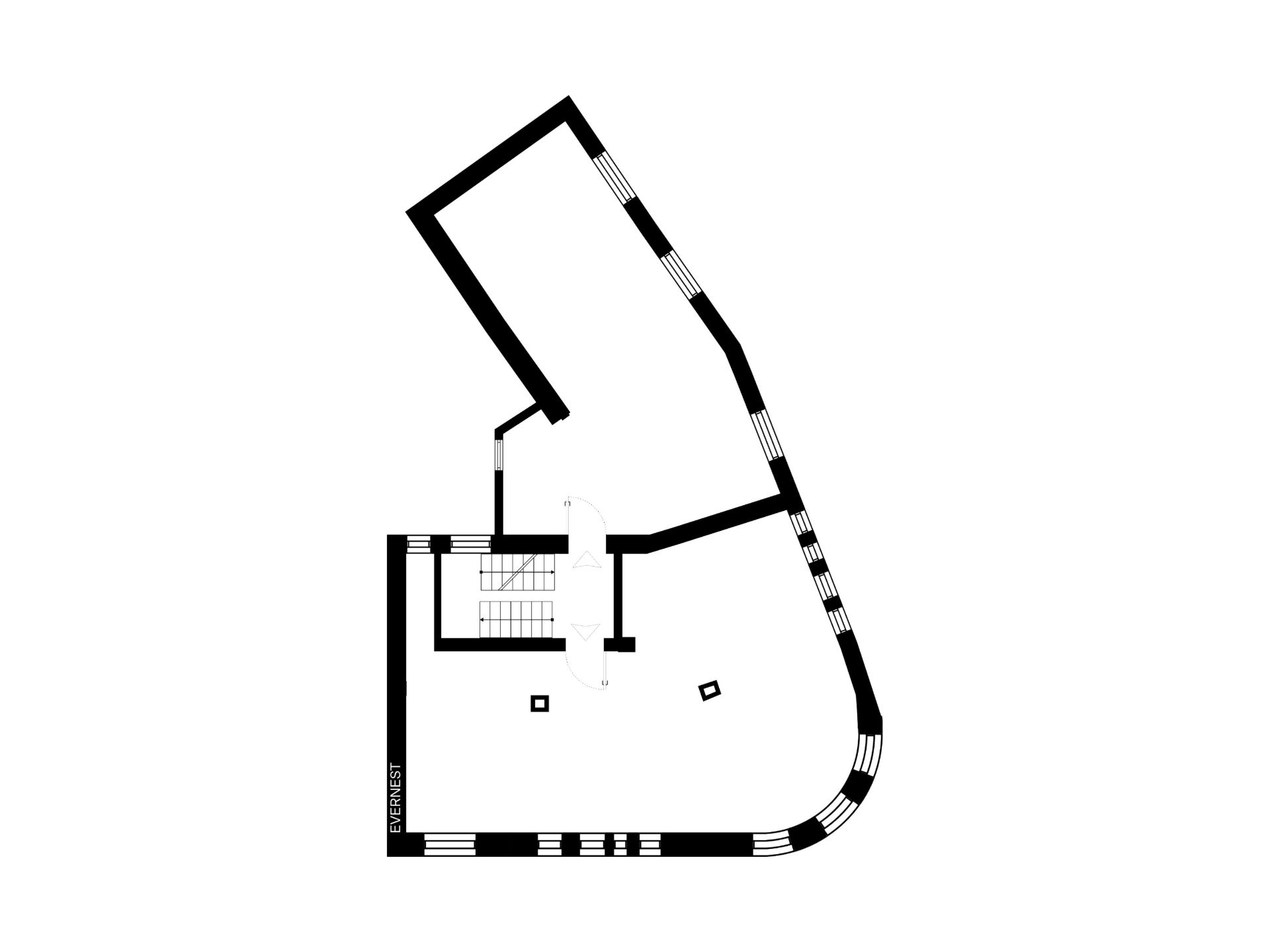 Grundriss eines Wohnhauses mit abgewinkelter, abgerundeter Außenwand und zentralem Treppenhaus.