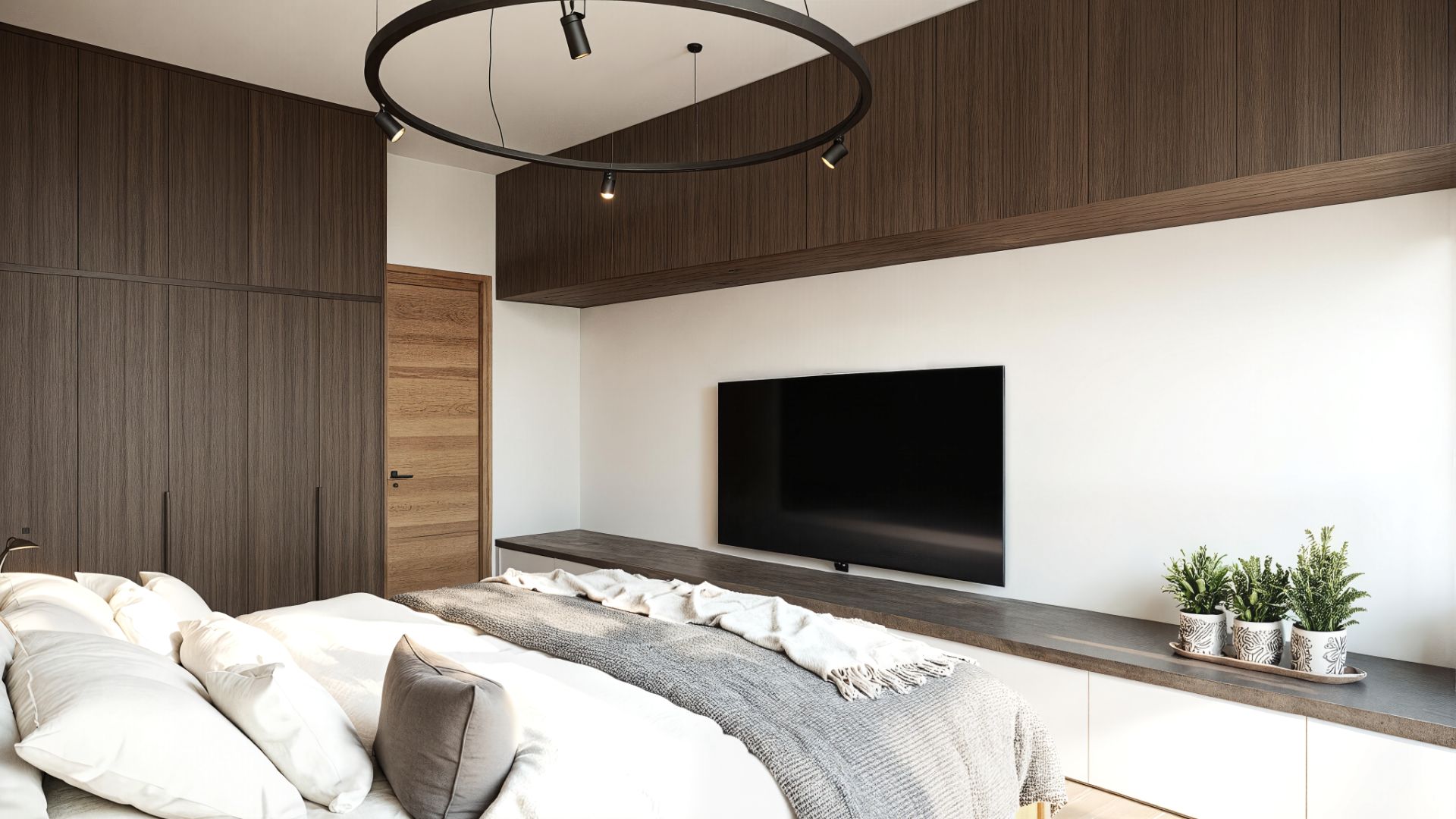 Modernes Schlafzimmer mit großem Bett, Fernseher, Einbauschrank und Pflanzen auf der Kommode.