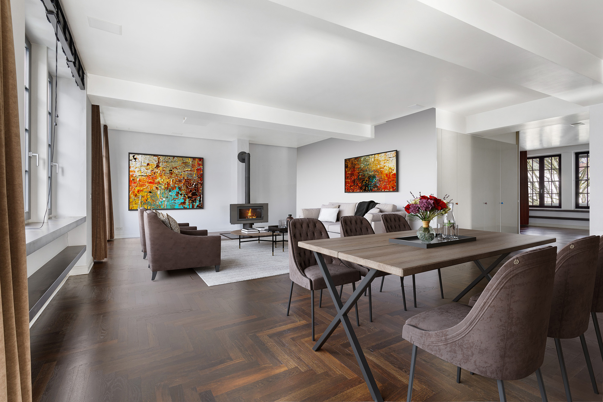 Helles Wohnzimmer mit Holzboden, Esstisch, Sesseln, Sofa, Kamin und abstrakter Kunst an den Wänden.