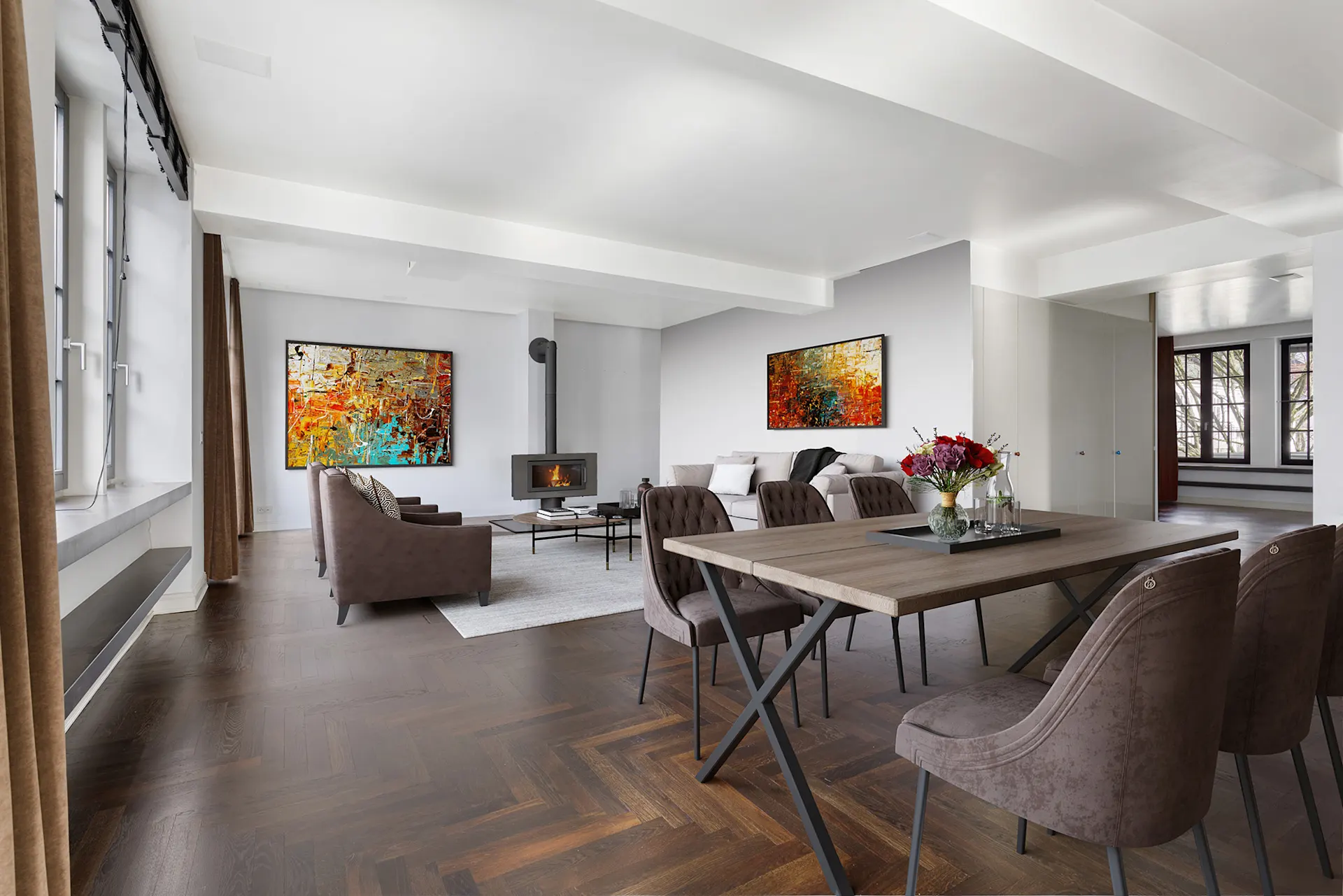Helles Wohnzimmer mit Holzboden, Esstisch, Sesseln, Sofa, Kamin und abstrakter Kunst an den Wänden.