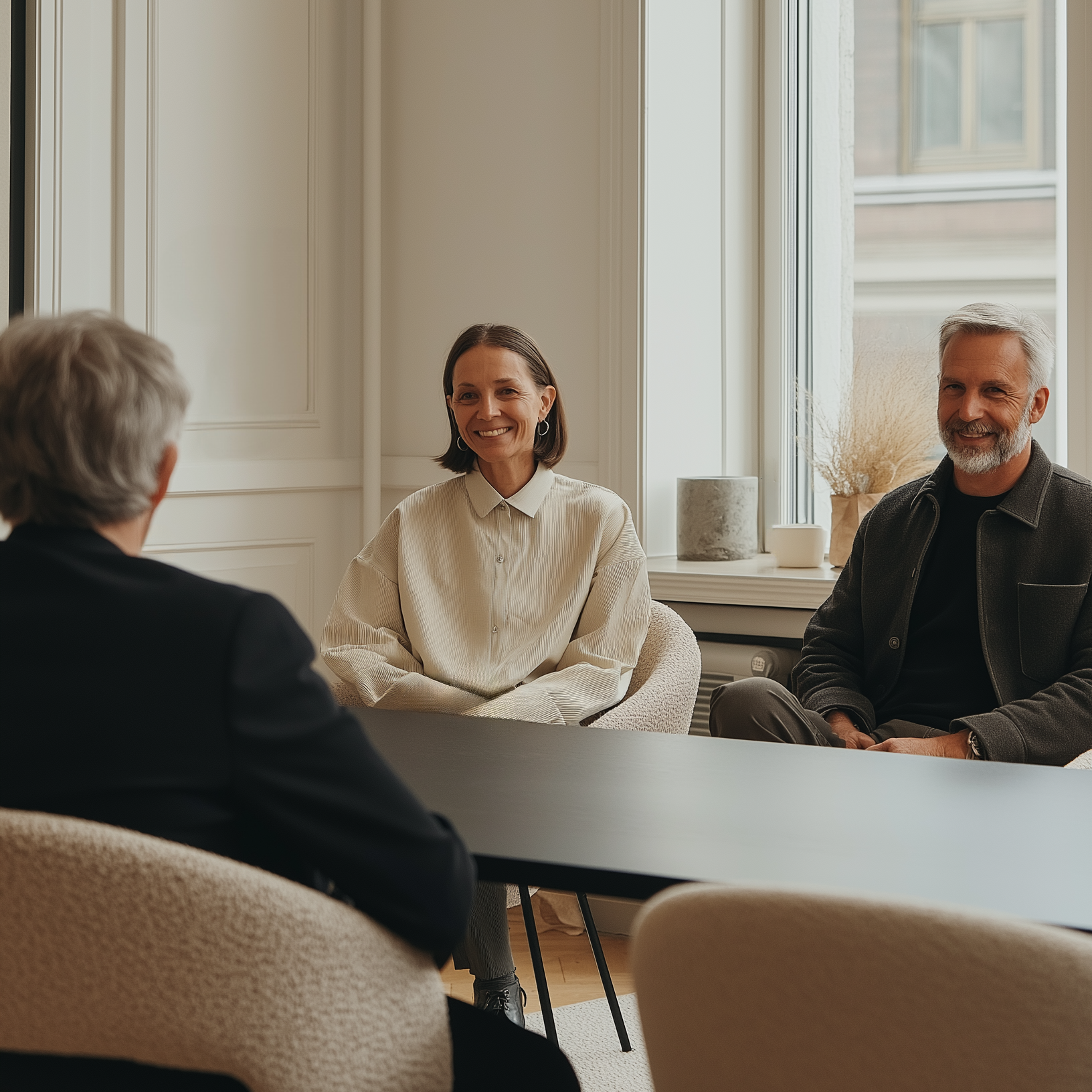Zwei Männer in Hemd und Sakko geben sich in einem hellen Raum die Hand.