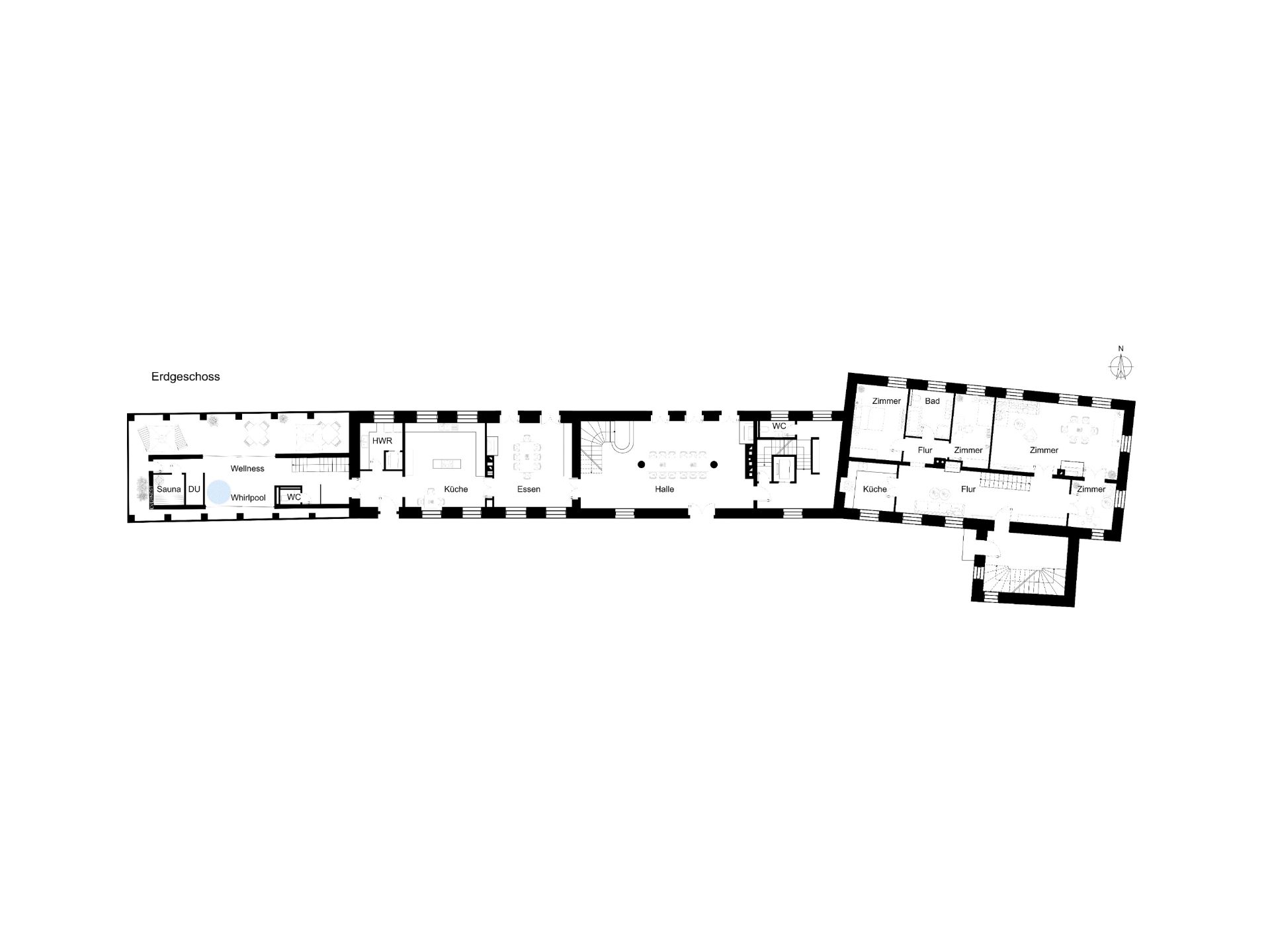 Grundriss des Erdgeschosses eines Wohnhauses mit mehreren Zimmern, Küchen und Bädern.
