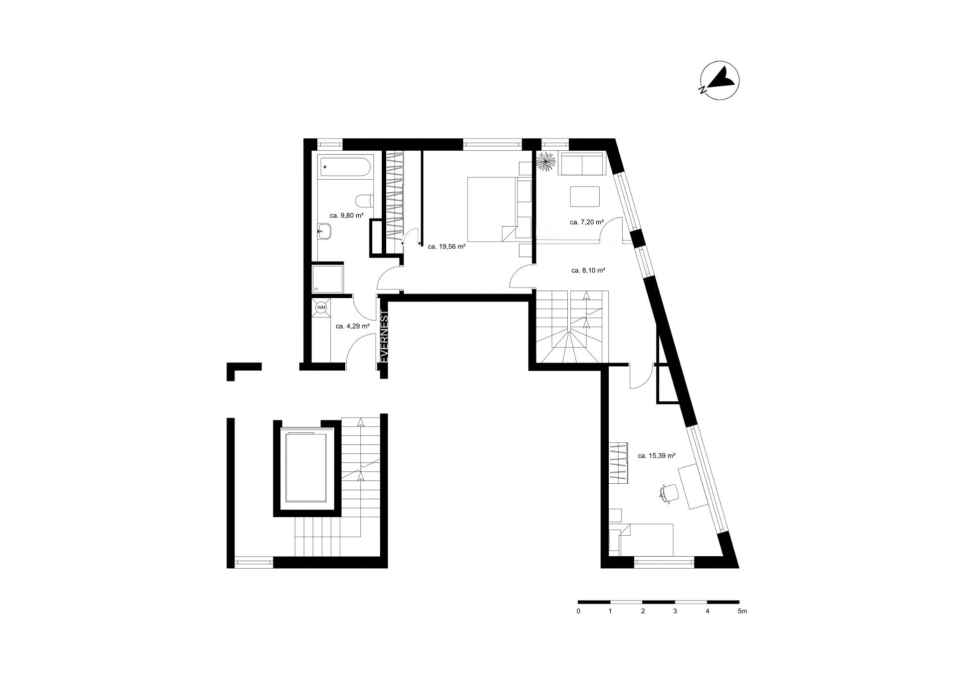 Grundriss einer Wohnung mit mehreren Zimmern, Bad, Wohnzimmer und Treppenaufgang.