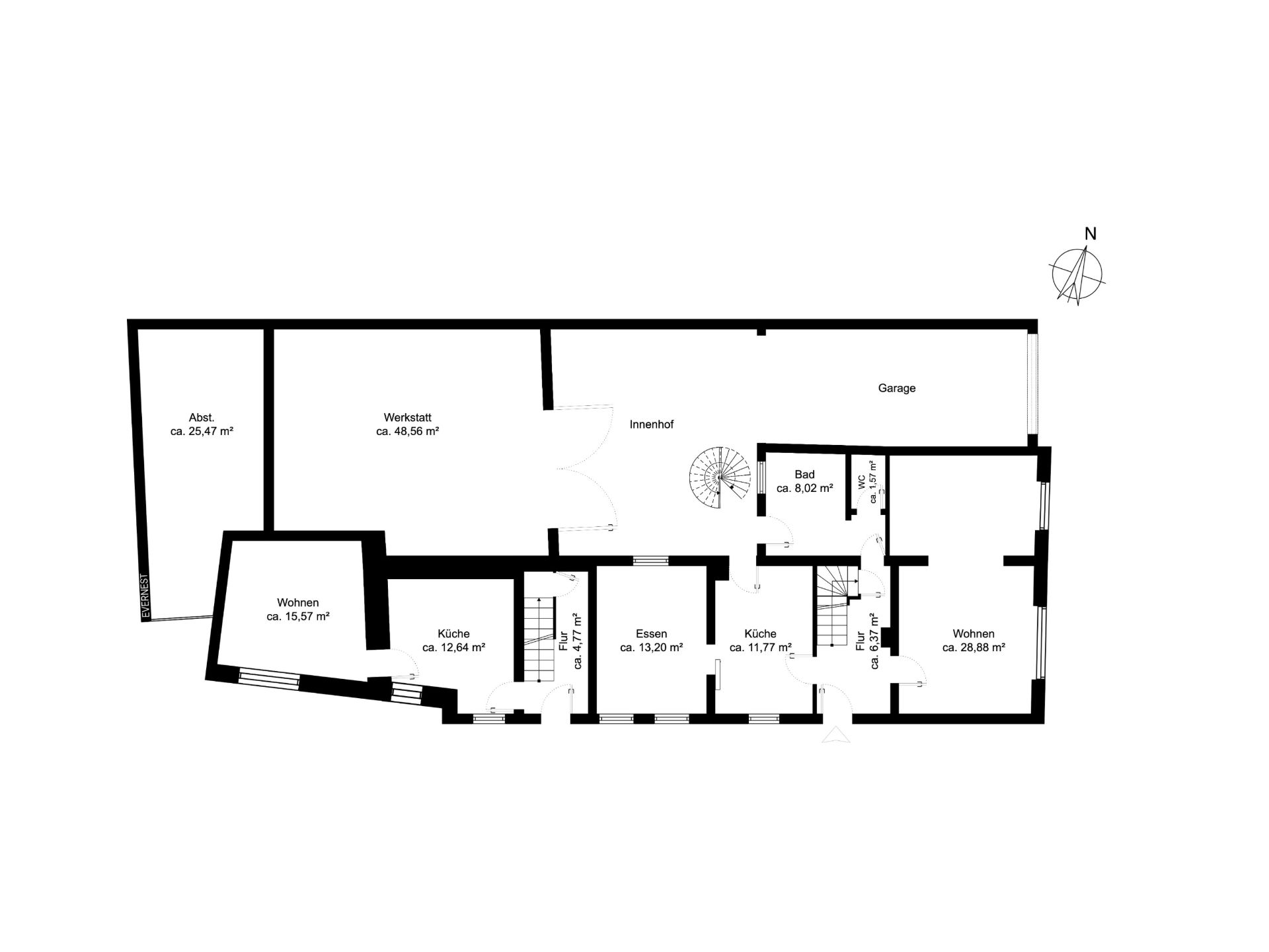 Grundriss eines Wohnhauses mit Abstellraum, Werkstatt, Garage, Wohnzimmern, Küchen und Bad.
