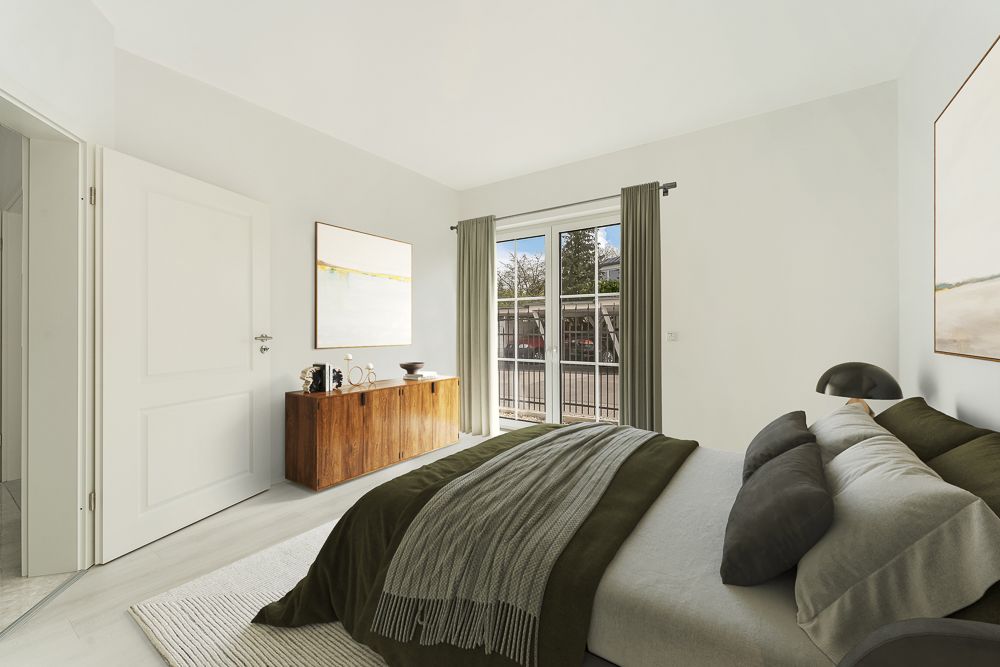 Helles Schlafzimmer mit Doppelbett, Holzkommode, großem Fenster und Vorhängen.