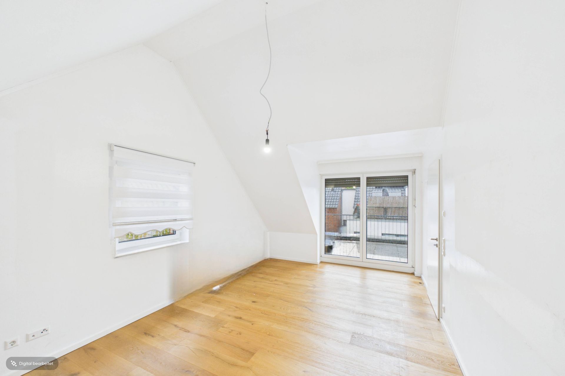 Helles Zimmer mit Holzfußboden, Fenster mit Jalousie und Glastür zu einem Balkon.