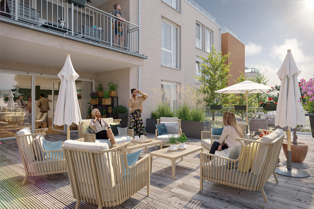 Menschen sitzen und unterhalten sich auf einer sonnigen Terrasse mit Gartenmöbeln und Sonnenschirmen.