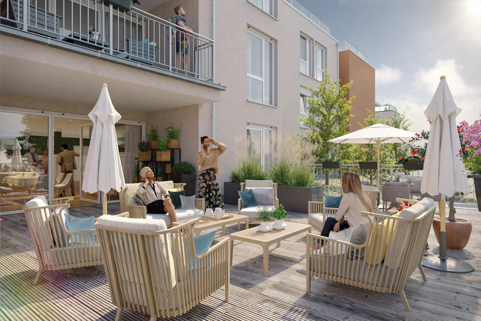 Menschen sitzen und unterhalten sich auf einer sonnigen Terrasse mit Gartenmöbeln und Sonnenschirmen.