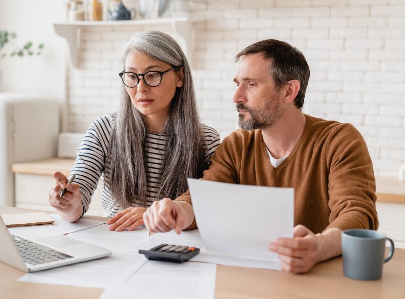 Paar arbeitet am Laptop, Quelle: iStock