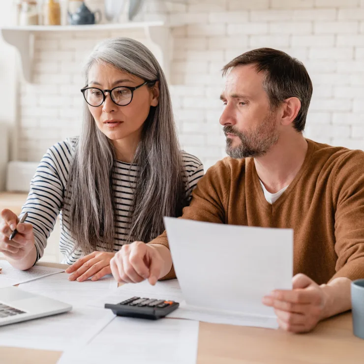 Paar arbeitet am Laptop, Quelle: iStock