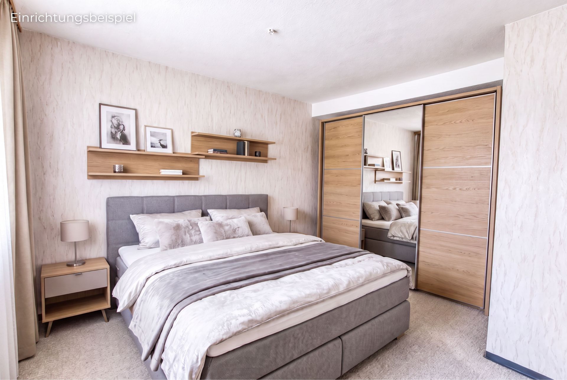 Helles Schlafzimmer mit Doppelbett, Nachttischen, Wandregalen und großem Kleiderschrank mit Spiegel.