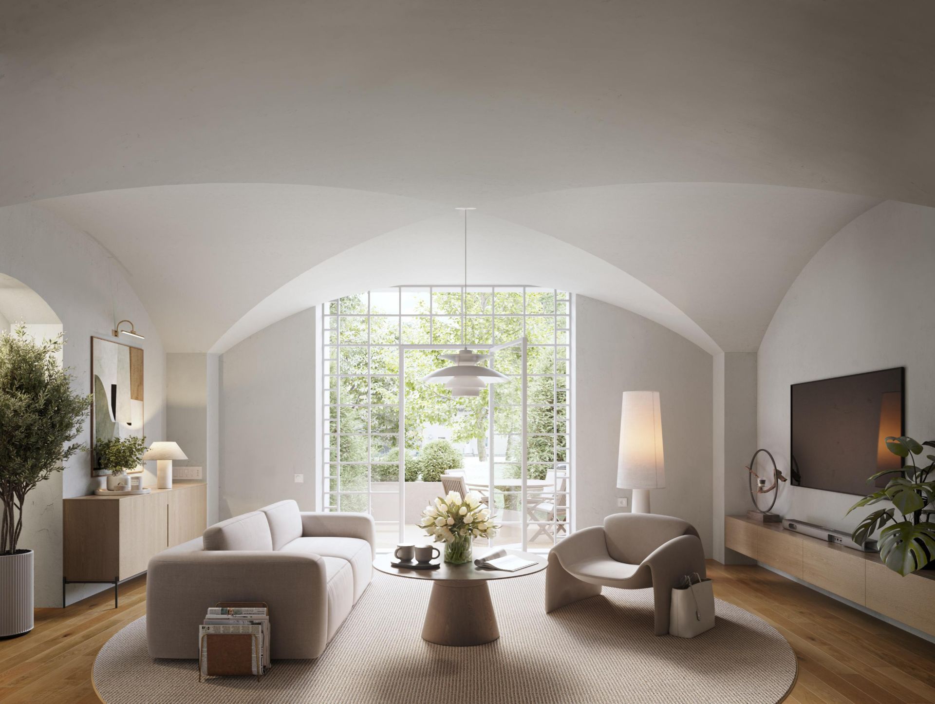 Helles Wohnzimmer mit Sofa, Sessel, Couchtisch, großem Fenster und Fernseher.