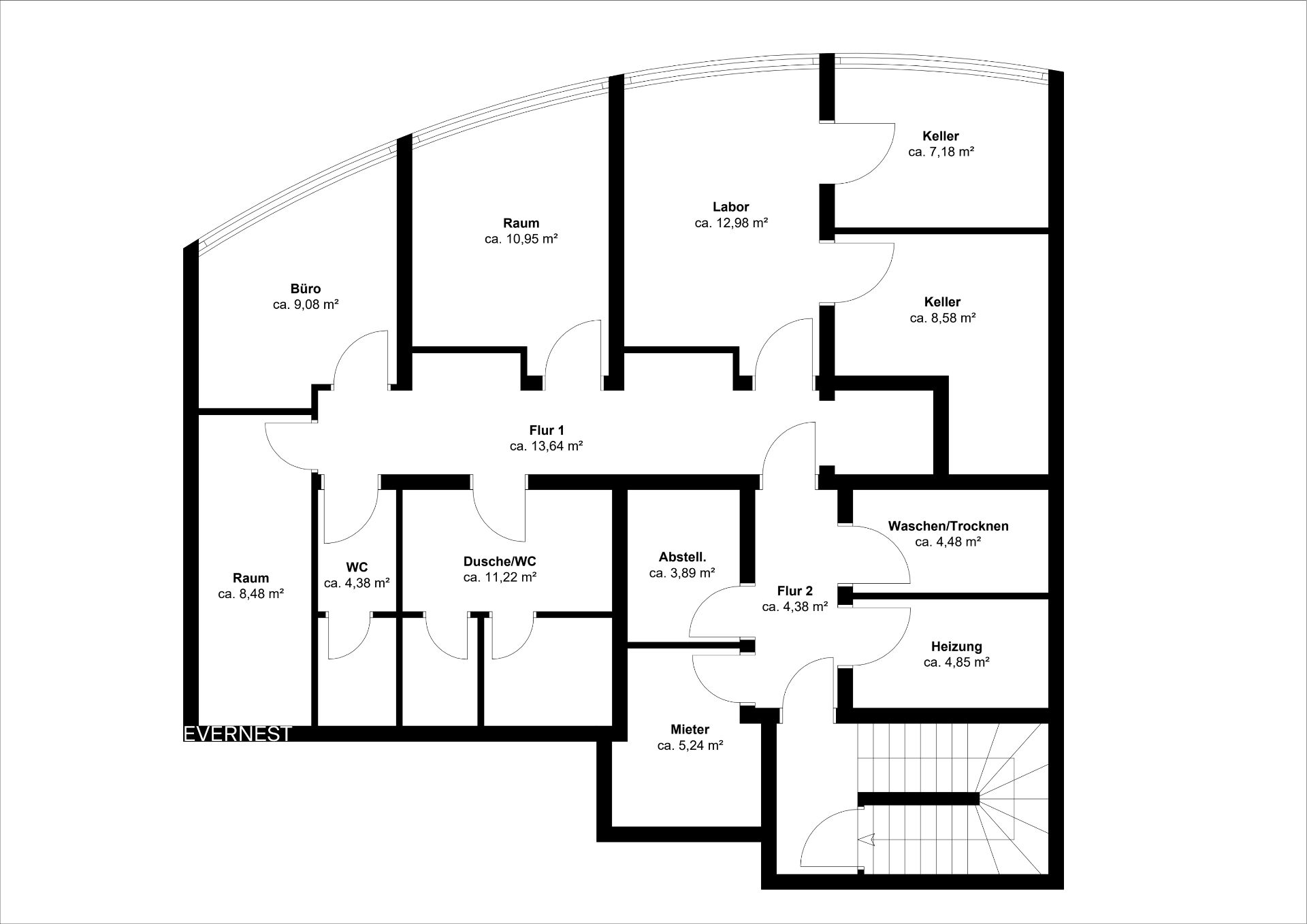 Grundriss mit verschiedenen beschrifteten Räumen, Fluren, Keller und Treppenhaus.