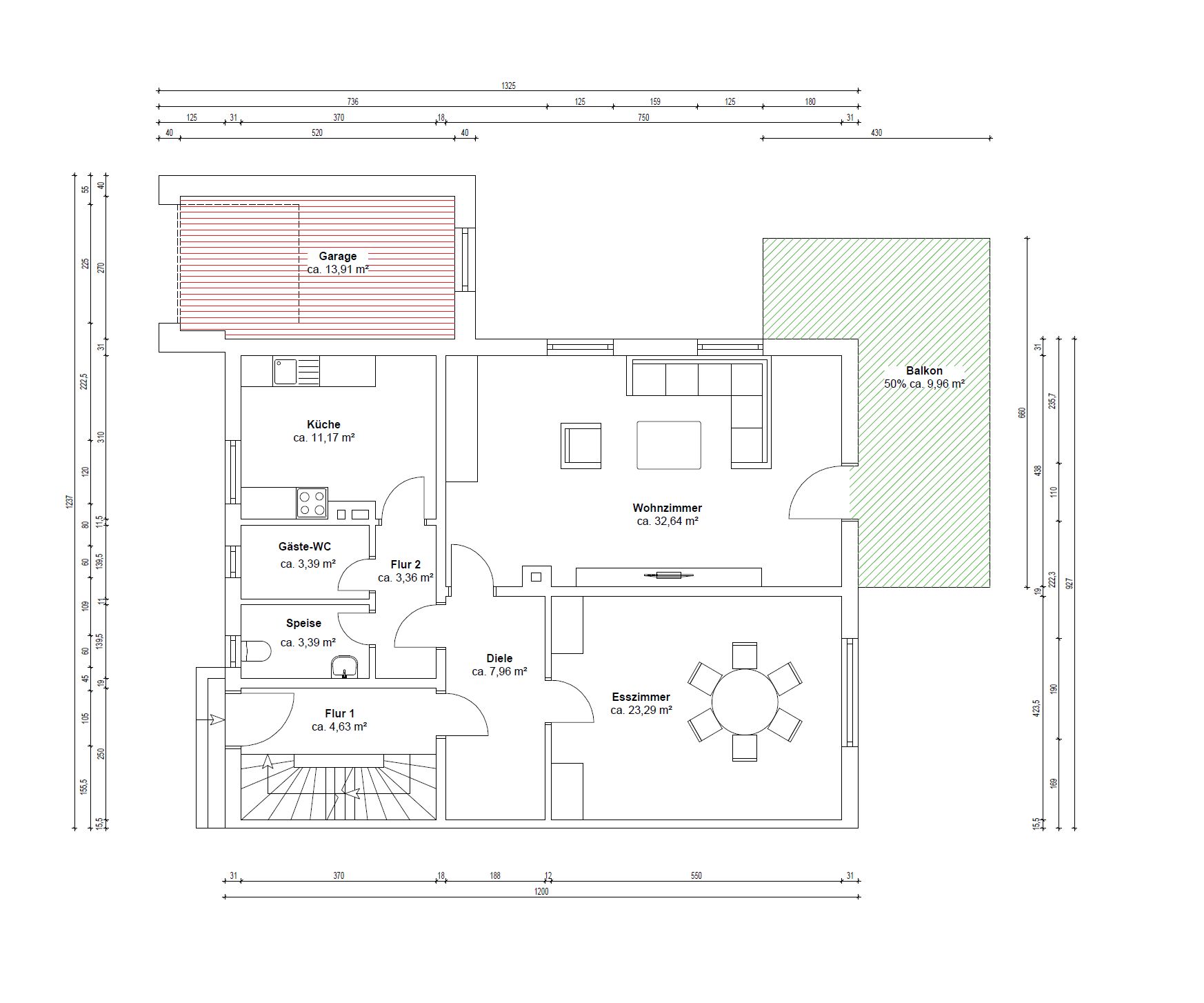 Grundriss eines Hauses mit Wohnzimmer, Esszimmer, Küche, Garage und Balkon.