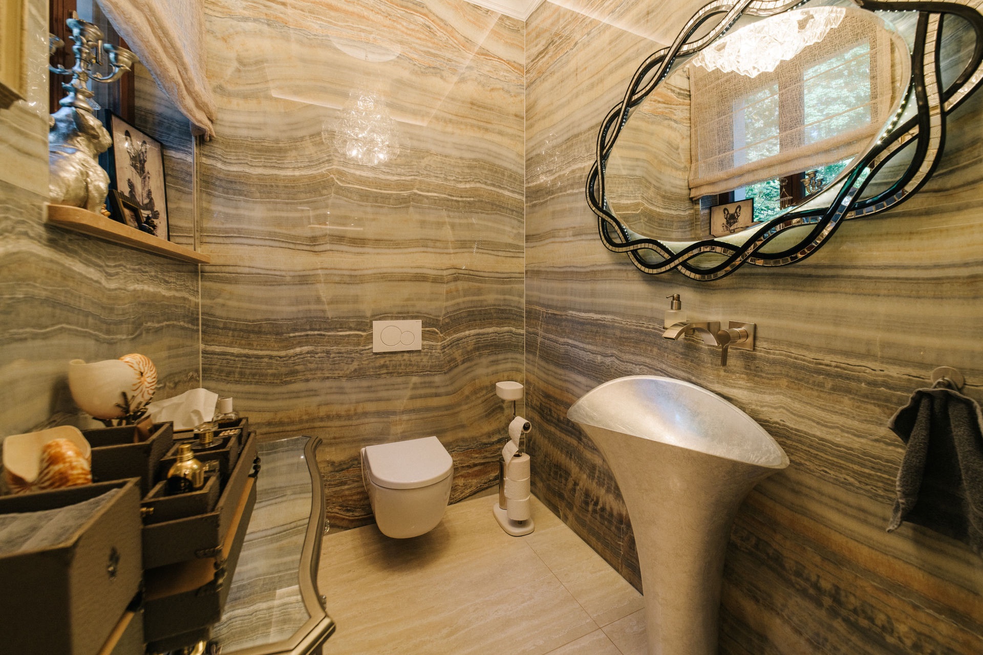 Modernes Badezimmer mit wandhängender Toilette, freistehendem Waschbecken und großem Spiegel.