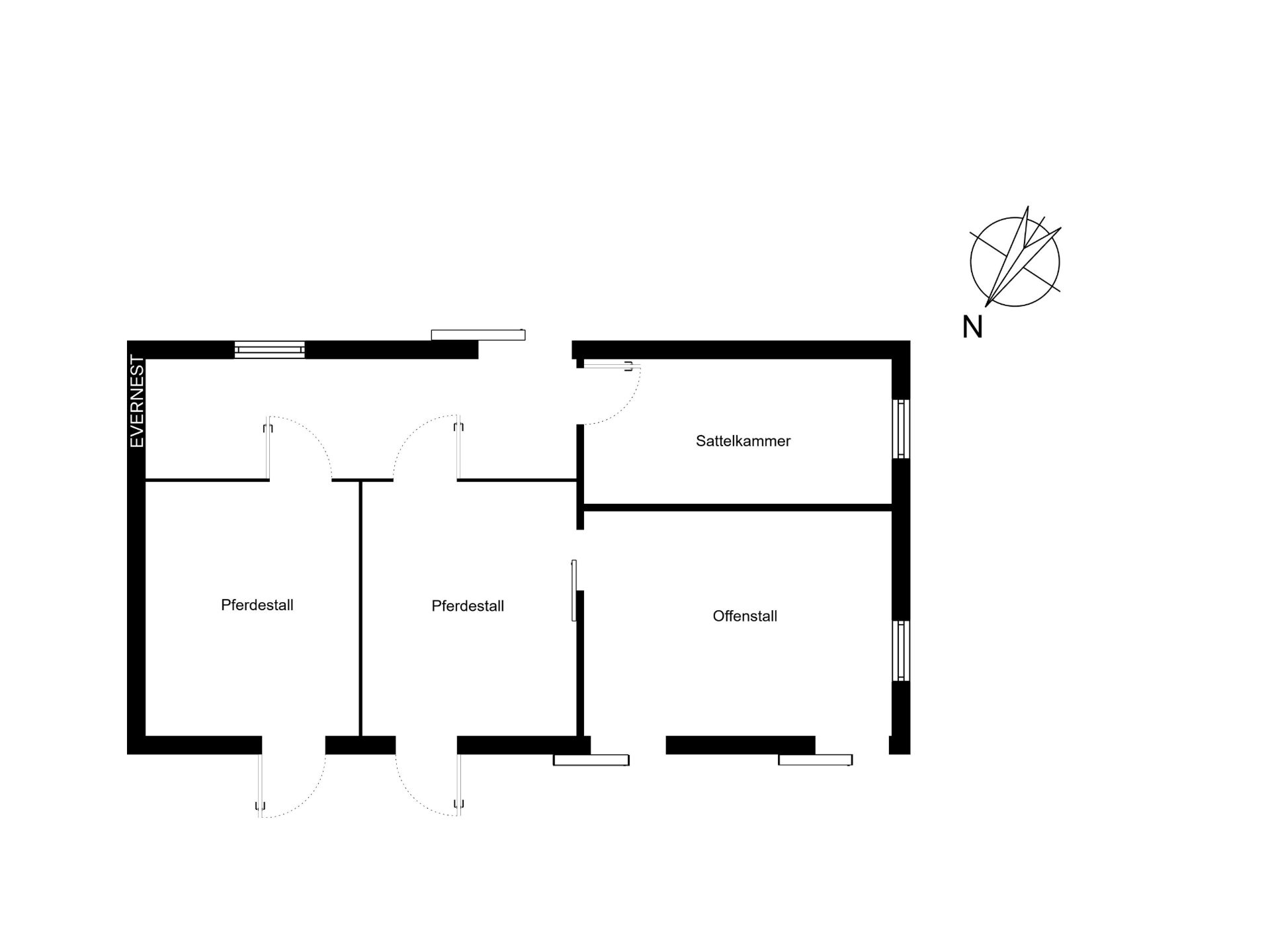 Grundriss mit zwei Pferdeställen, Offenstall und Sattelkammer, Kompass oben rechts.