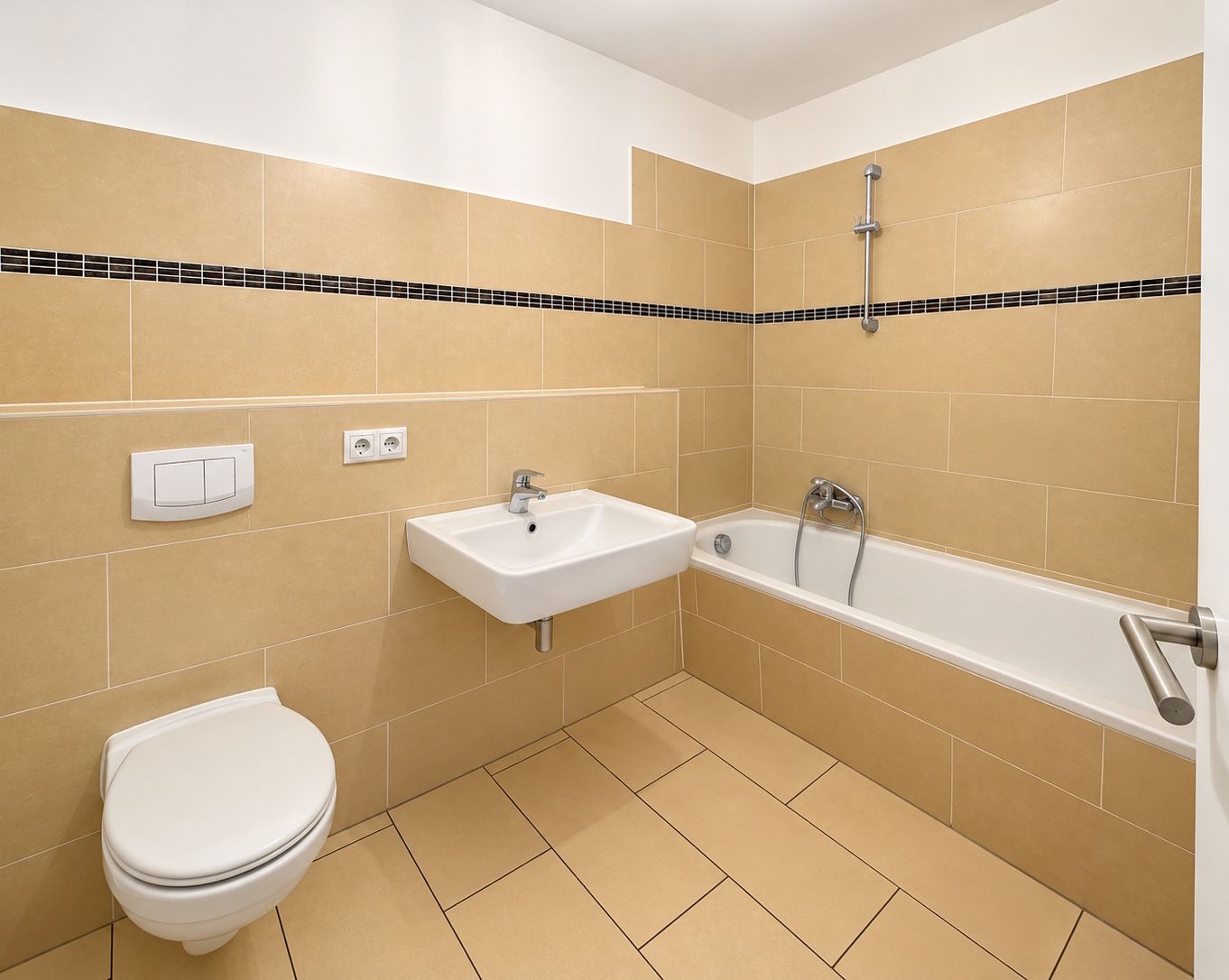 Modernes Badezimmer mit Badewanne, Waschbecken und Wandtoilette, beige gefliest.