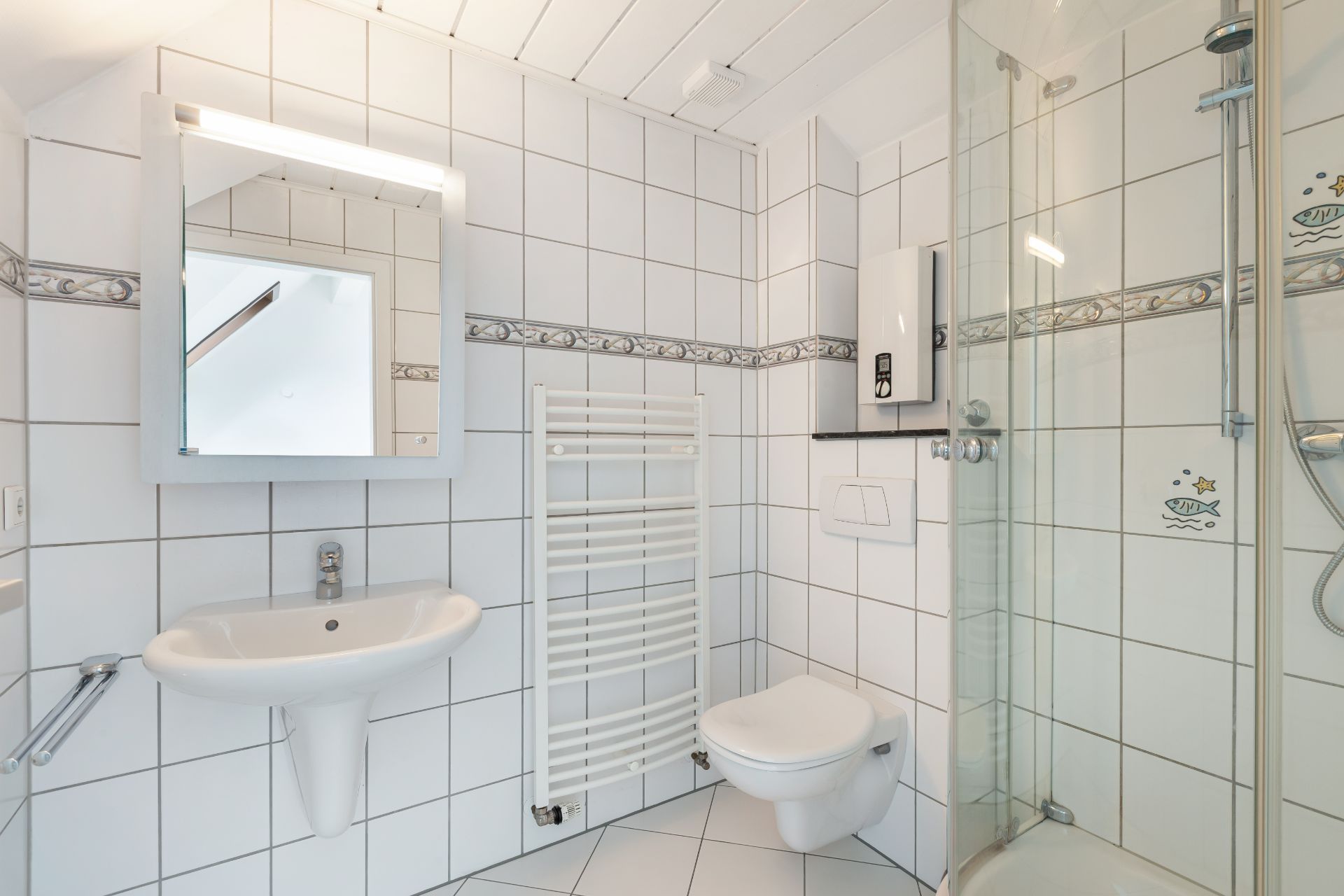 Helles Badezimmer mit Waschbecken, Spiegel, Wandtoilette, Handtuchheizkörper und Dusche.