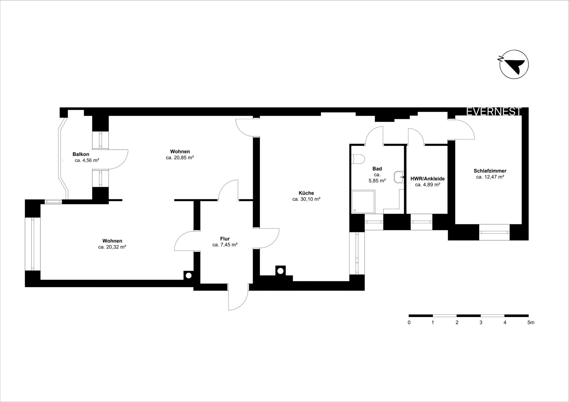Grundriss einer Wohnung mit Balkon, Wohnzimmer, Küche, Bad, Schlafzimmer und Flur.
