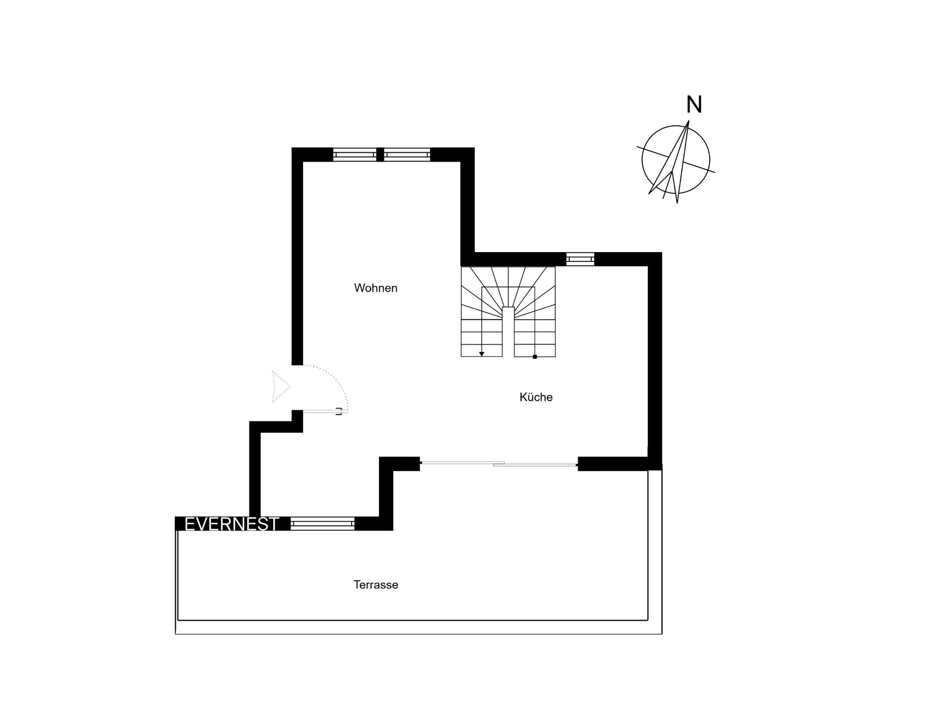 Grundriss mit Wohnbereich, Küche und Terrasse, Treppe in der Mitte.