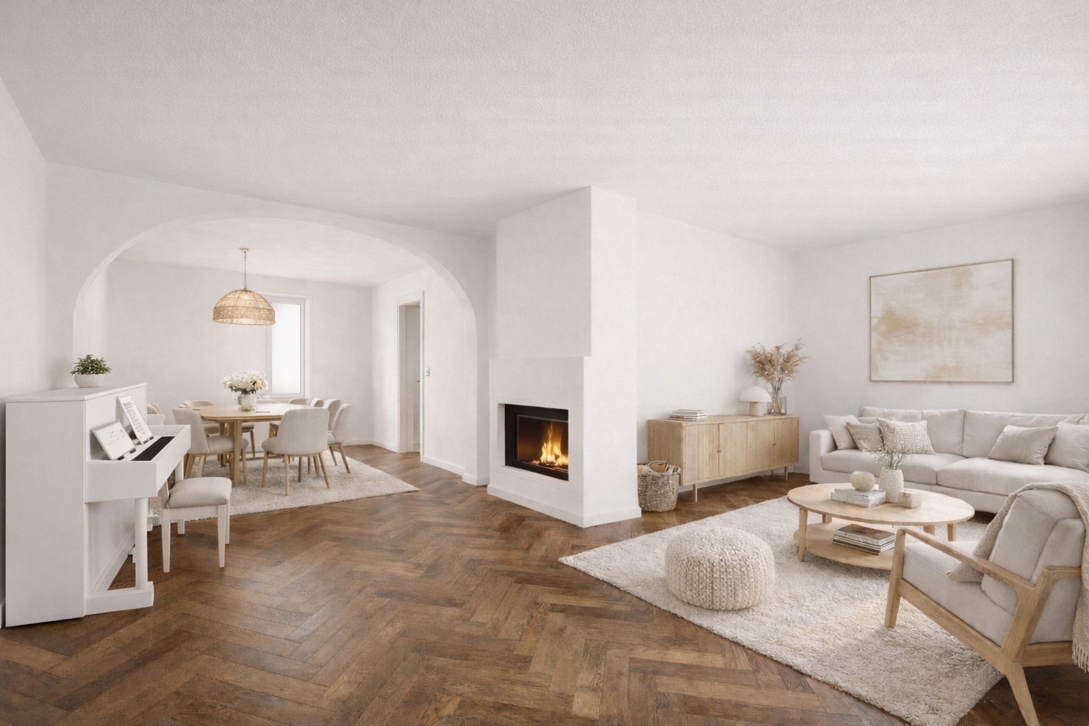 Helles Wohnzimmer mit Kamin, Sofa, Klavier, Esstisch und Holzboden.