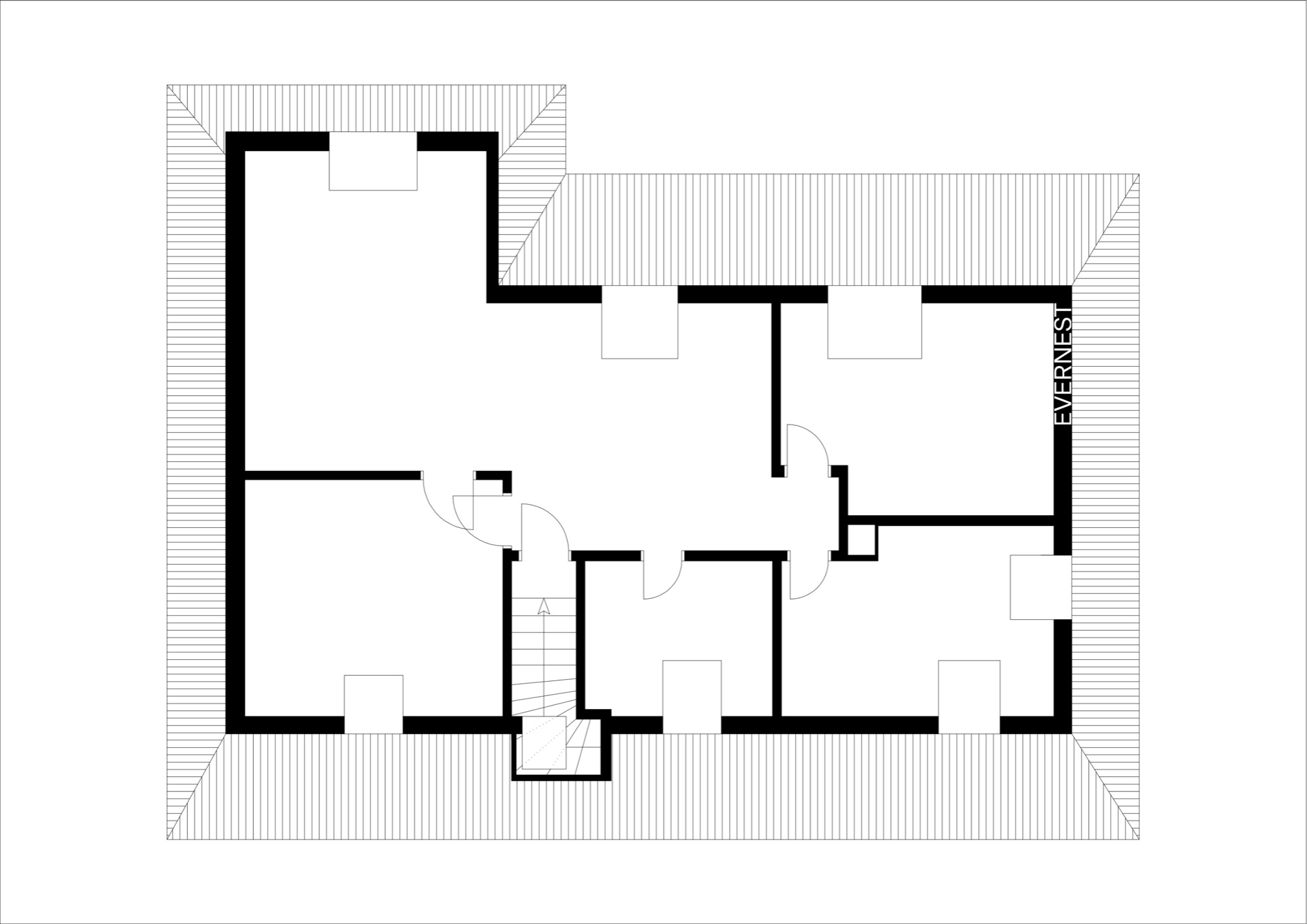 Schwarz-weißer Grundriss eines Wohnhauses mit mehreren Räumen und Treppenhaus.