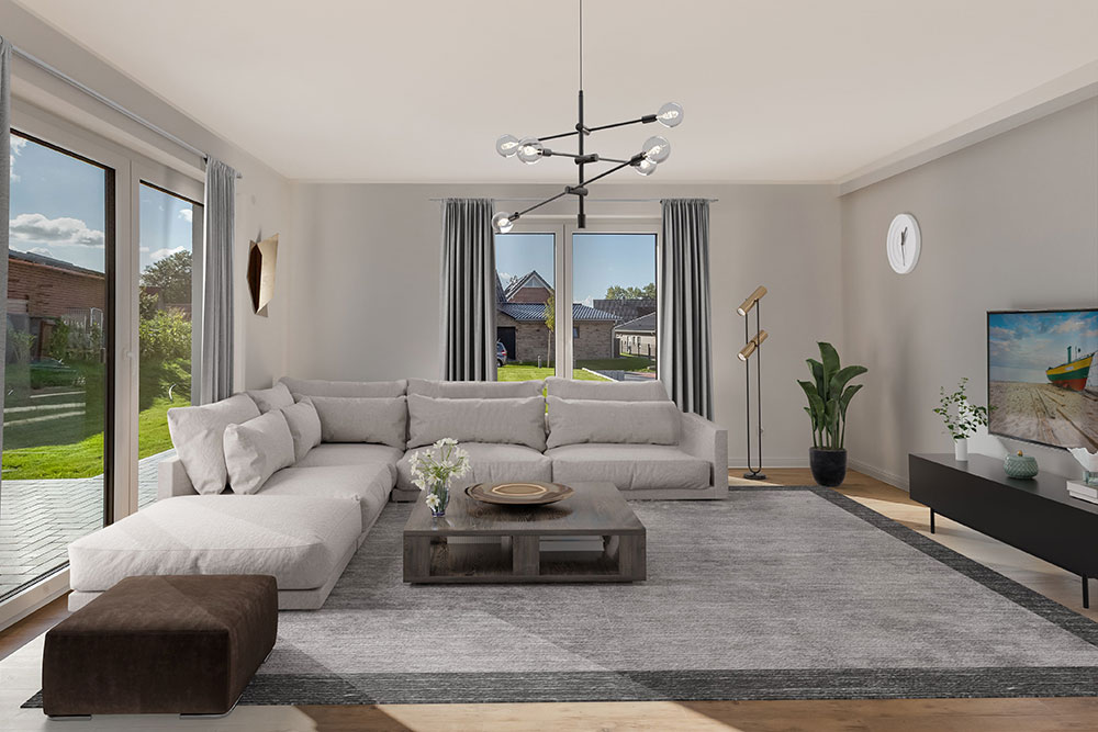 Modernes Wohnzimmer mit großem Ecksofa, Couchtisch, Teppich und TV, große Fenster zum Garten.