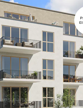 Modernes Wohngebäude mit vier Etagen, Balkonen und großen Fenstern bei sonnigem Wetter.