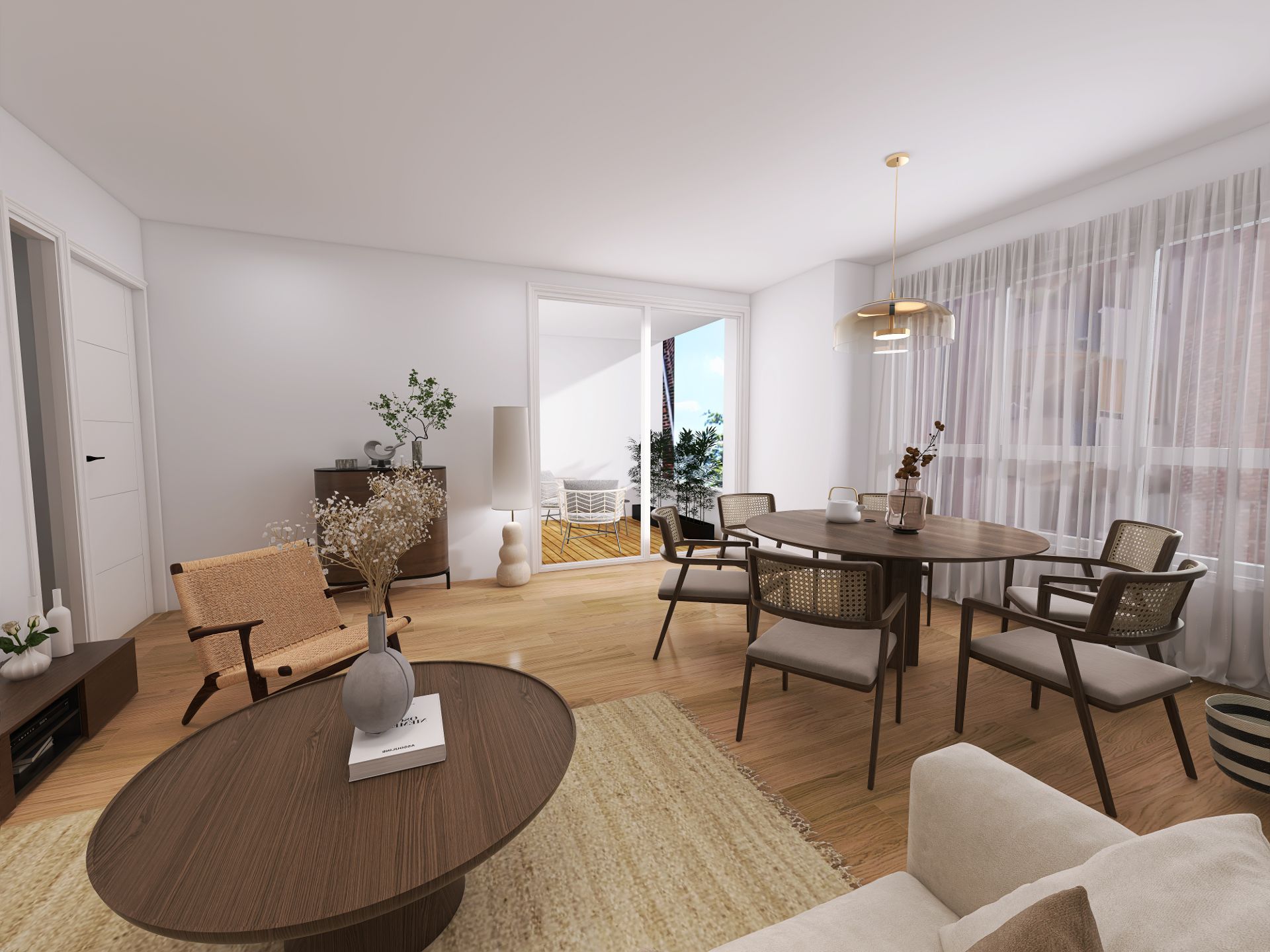Helles Wohnzimmer mit Holzfußboden, Esstisch, Stühlen, Sofa und Zugang zu einem Balkon.