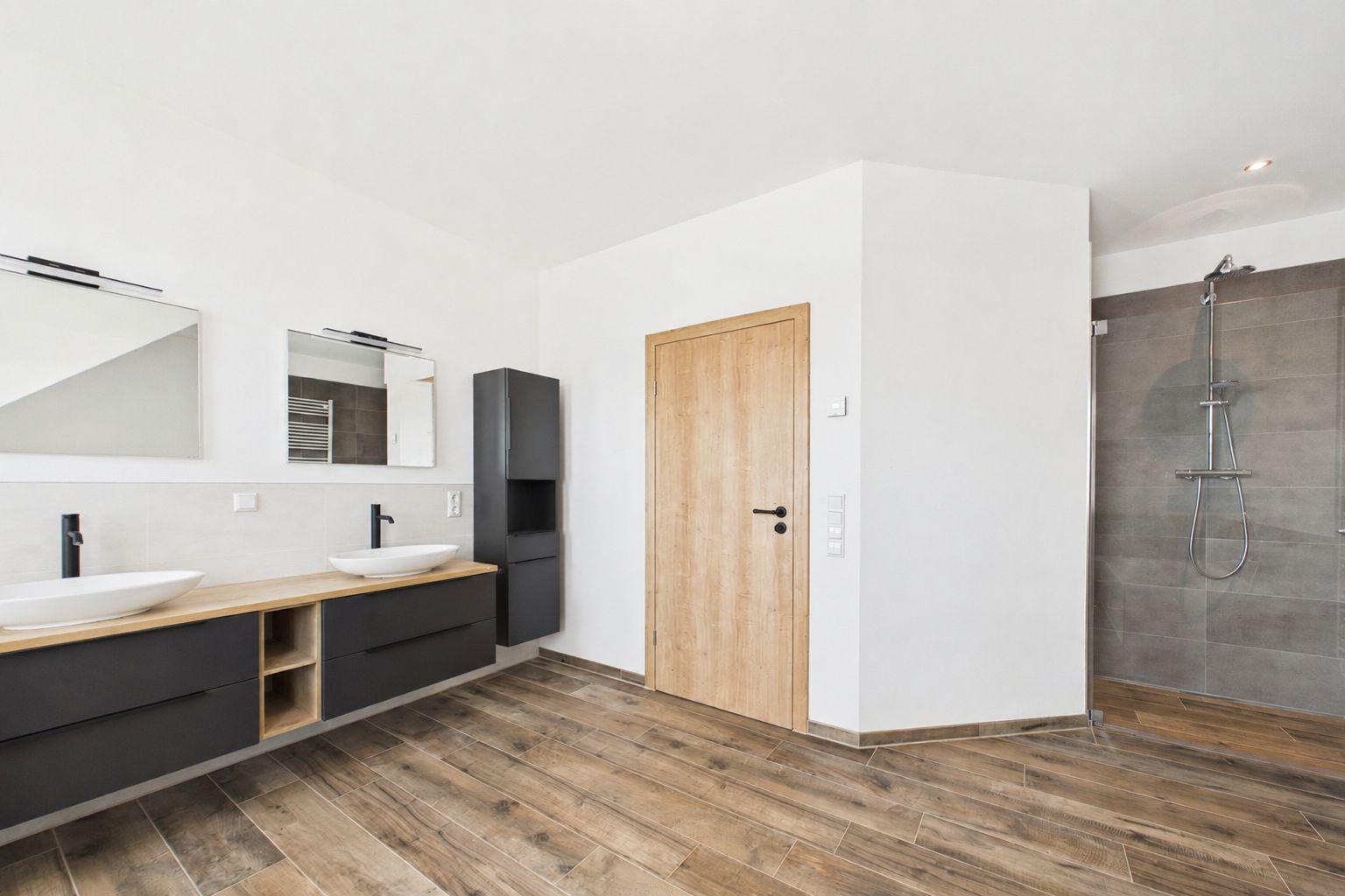 Modernes Badezimmer mit zwei Waschbecken, Holzfußboden und offener Dusche.